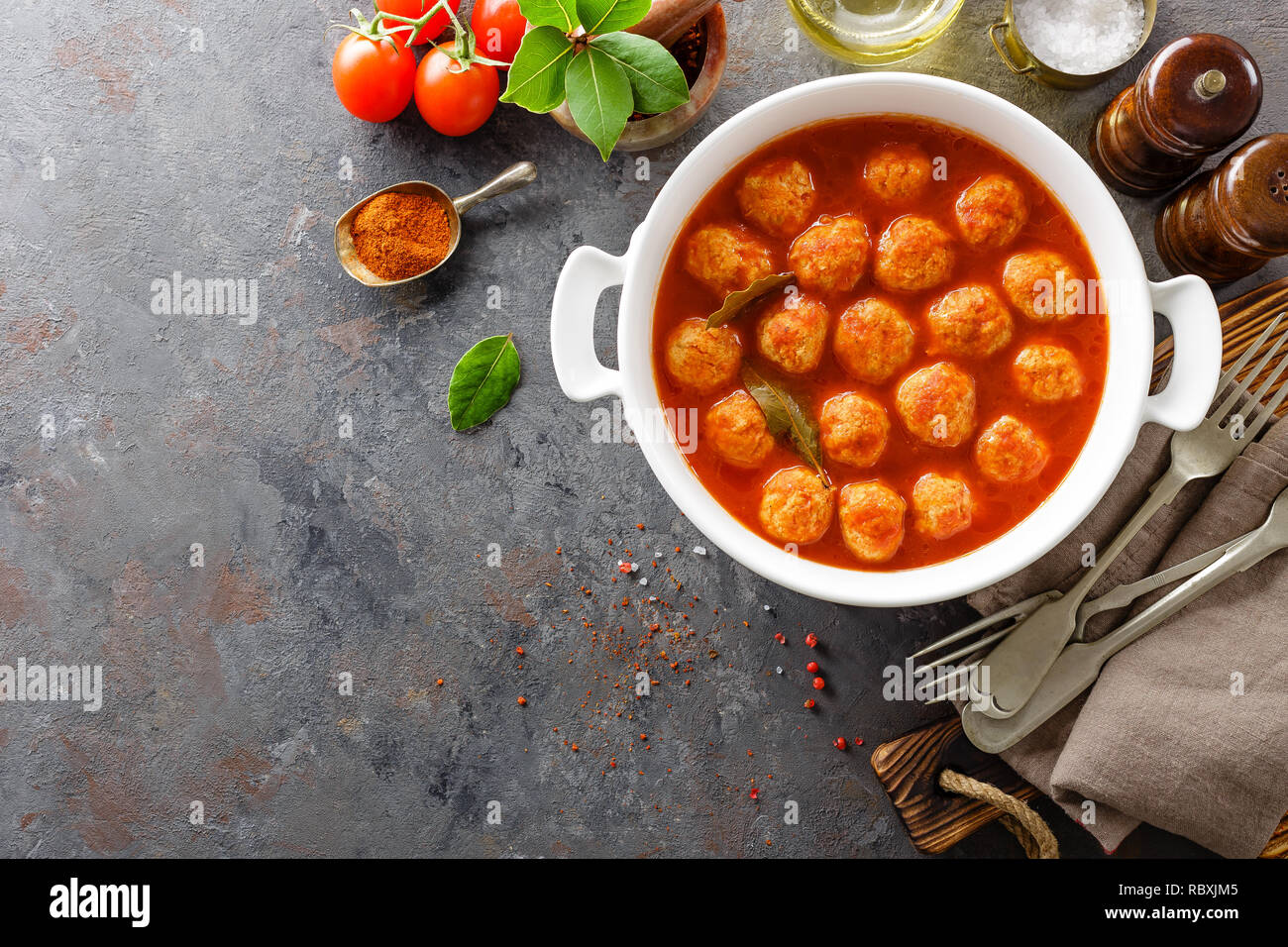 Fleischbällchen in Tomatensauce Stockfoto