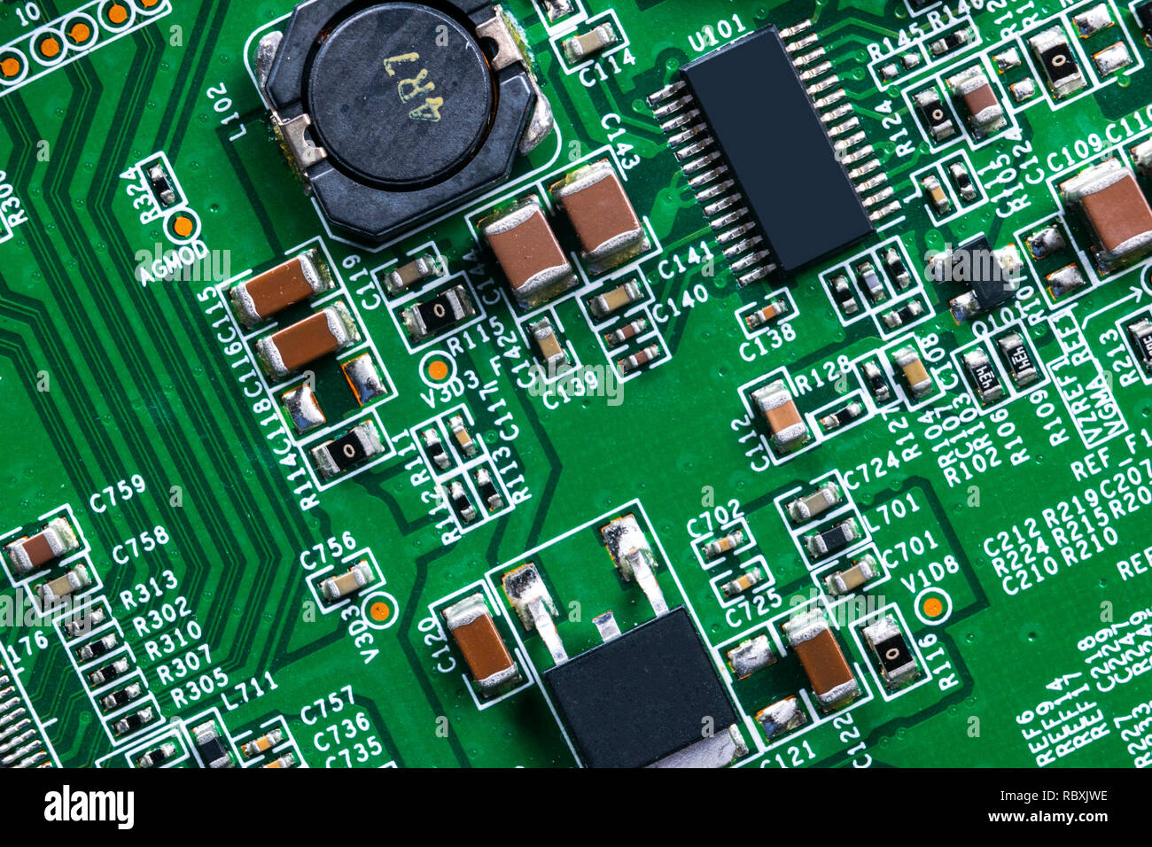 Makroaufnahme eines Circuitboard mit Widerständen Mikrochips und elektronische Komponenten. Computer Hardware Technologie. Integrierte Kommunikation Prozessor. In Stockfoto