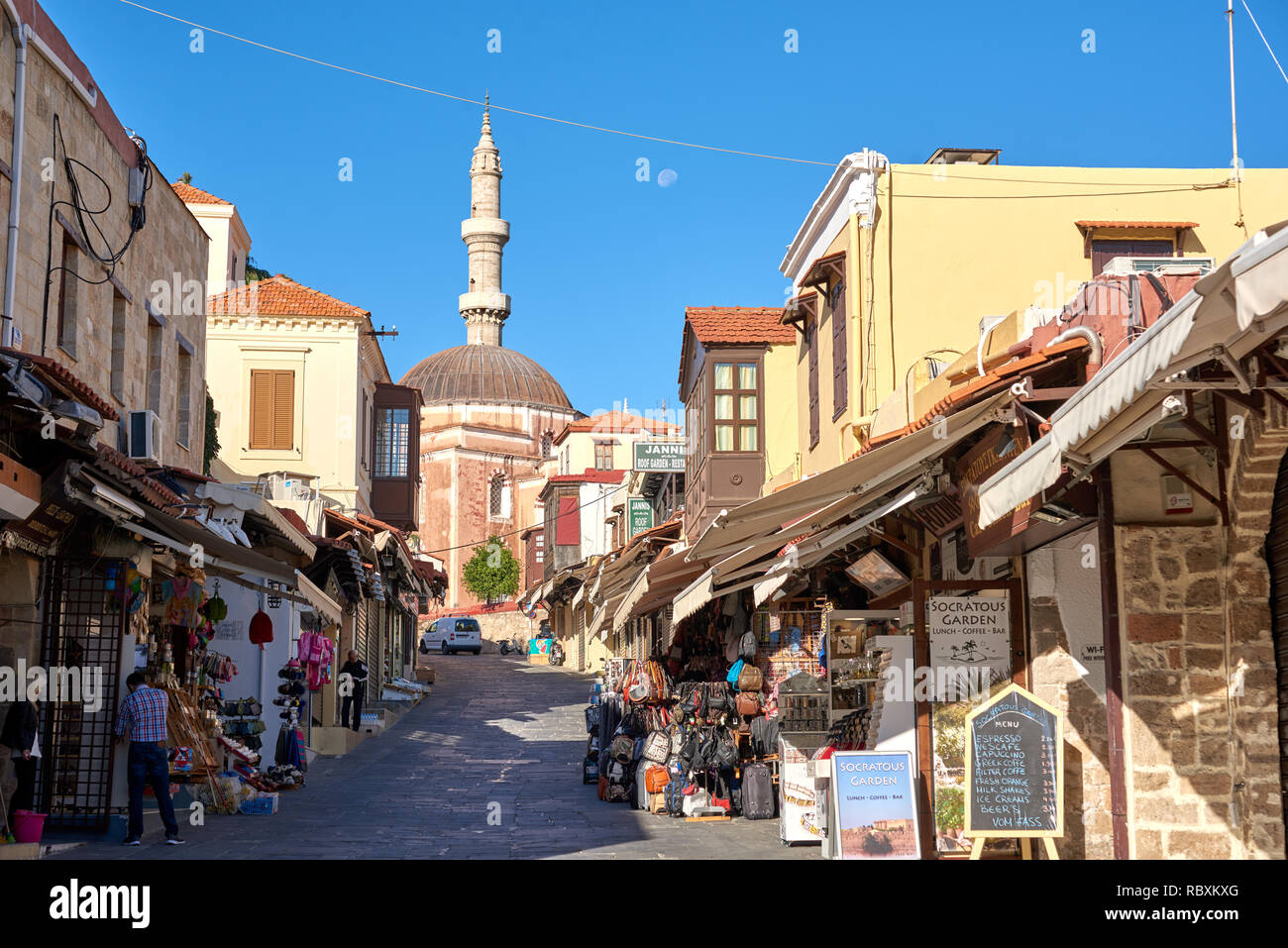 Rhodos Stadt, Rhodos, Griechenland - Oktober 9, 2017: Menschen auf socratous Street im historischen Zentrum. Mittelalterliche Stadt Rhodos ist als UNESCO Weltkulturerbe gelistet Stockfoto