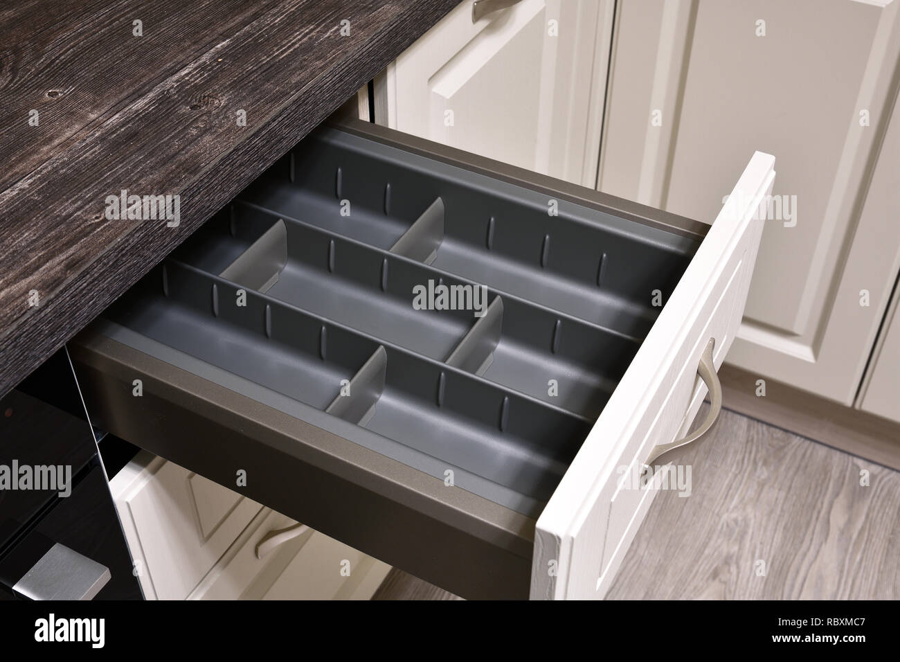 Box für Kleinteile, Löffel und Gabeln im Küchenschrank Stockfoto