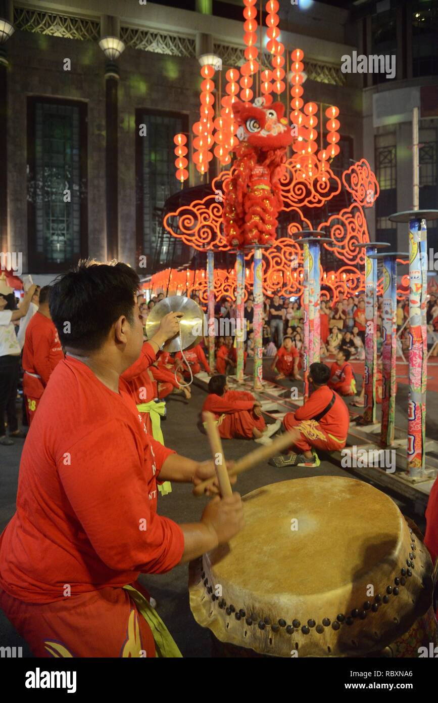 Der Mann schlug in der chinesischen Neujahrsfest in Thailand drum. Stockfoto