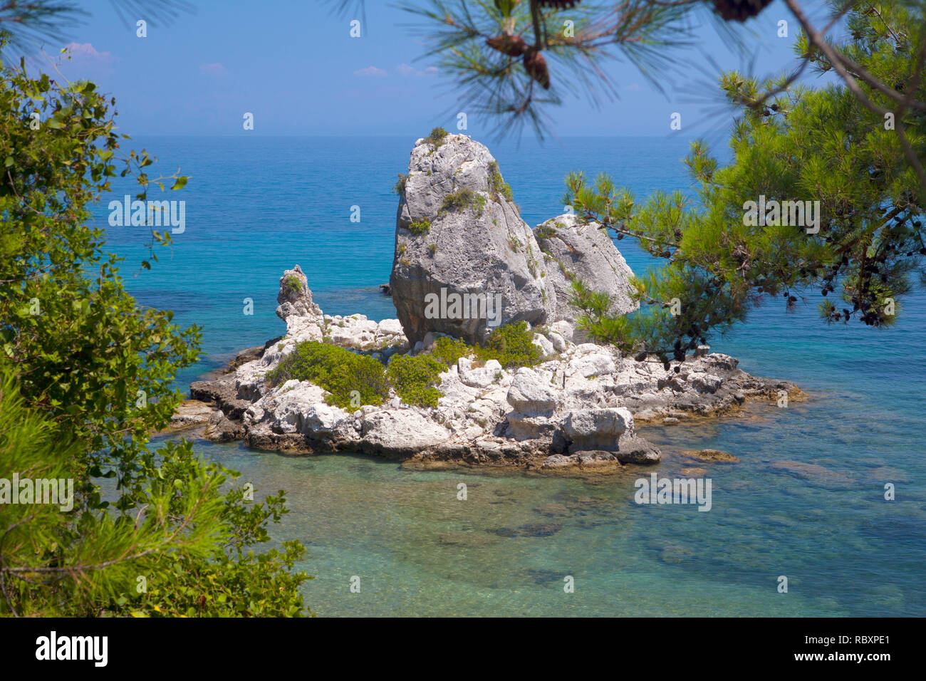 Kleine felsige Insel, die nur aus Poros, Kefalonia, Griechenland. Stockfoto