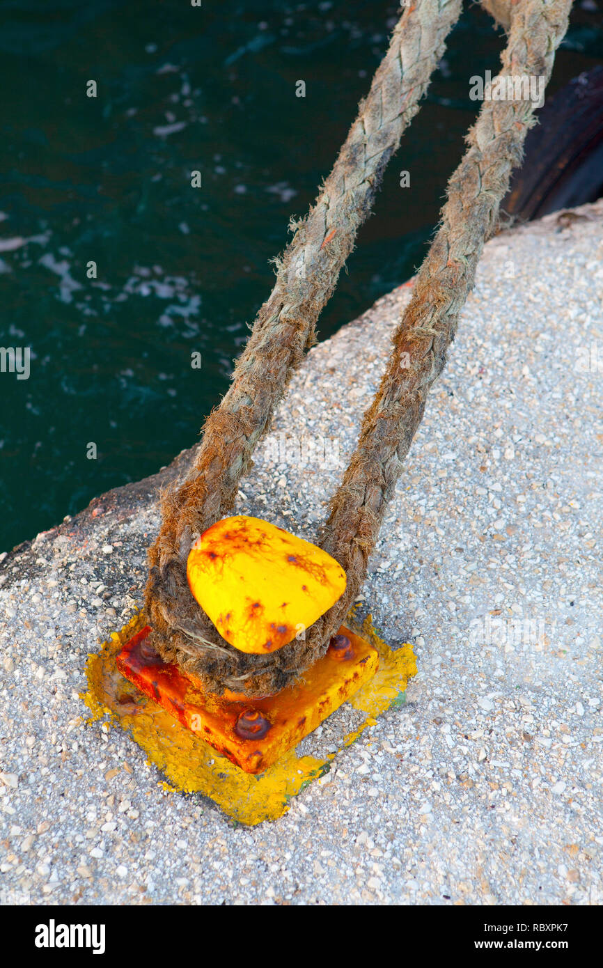 Festmacher Seil für eine Tug Boat Harbour, Argostoli, Kefalonia, Griechenland Stockfoto