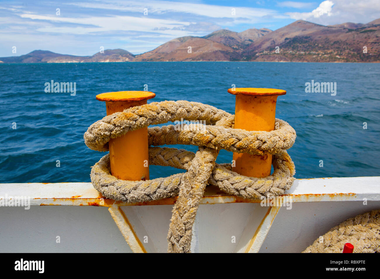 Liegeplatz Poller auf einer griechischen Fähre mit Seil. Stockfoto