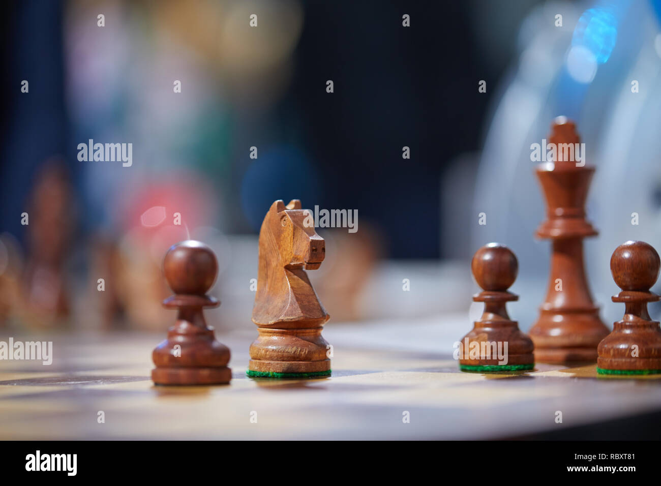 Figuren auf einem Schachbrett Stockfoto