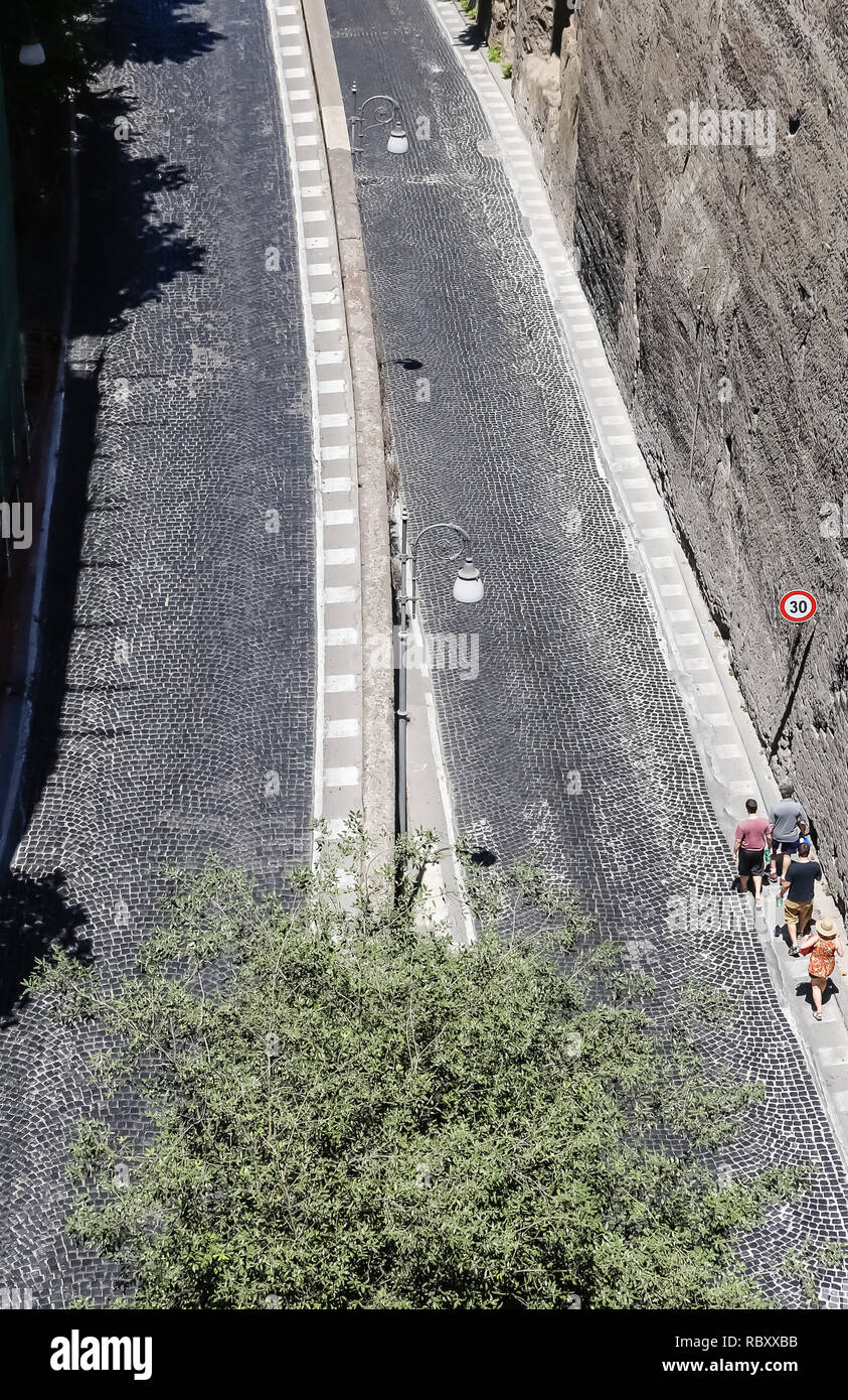 Schmale Straße Via Luigi De Maio. Sorrento. Italien Stockfoto