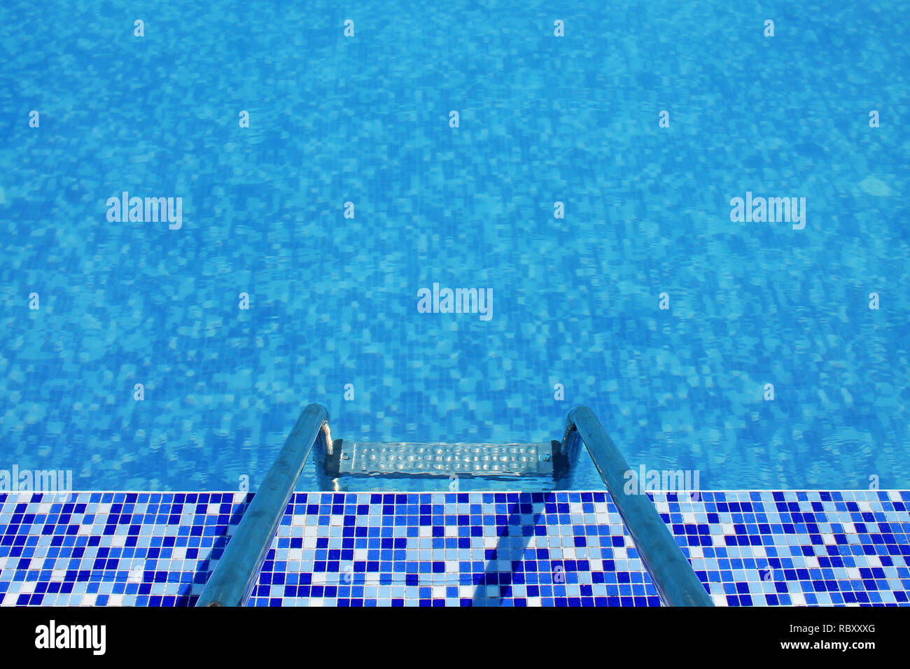 Schwimmbad Wasser Hintergrund. Pool mit Treppe. Stockfoto