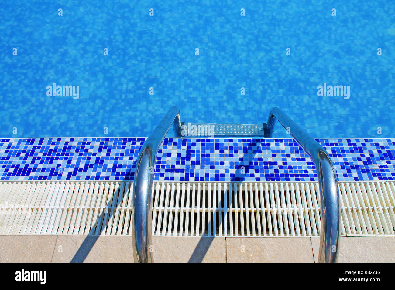 Schwimmbad Wasser Hintergrund. Pool mit Treppe. Stockfoto
