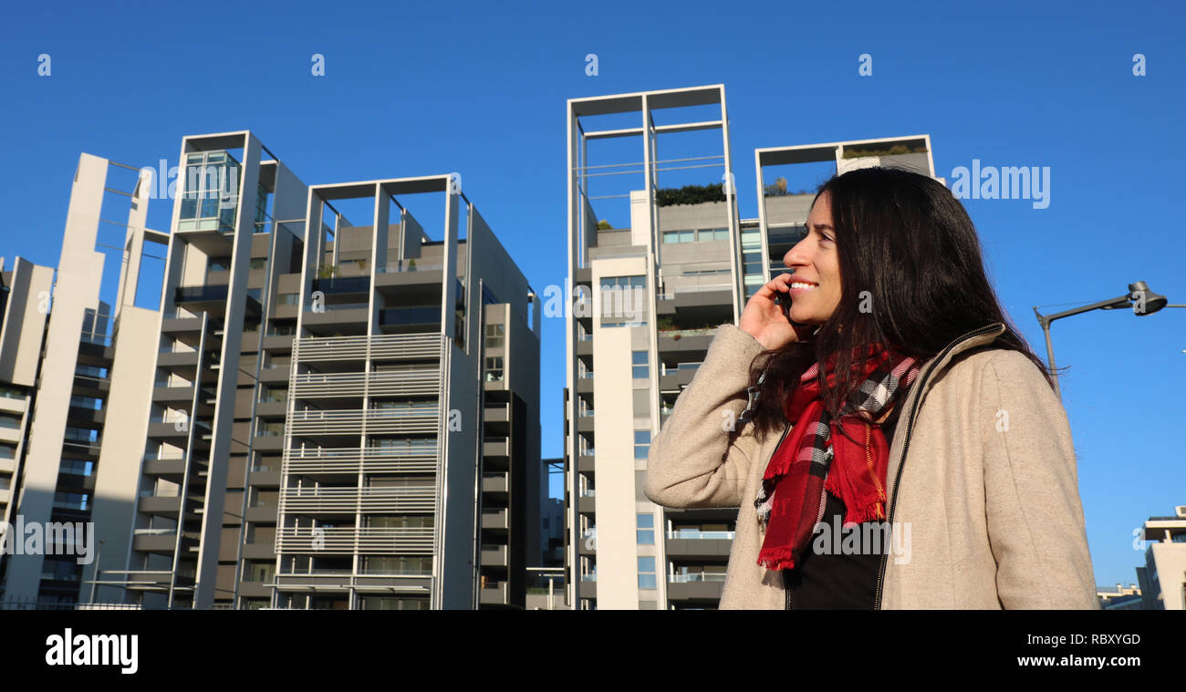 Elegante Frau outdoor das Spielen mit Ihrem Mobiltelefon Stockfoto