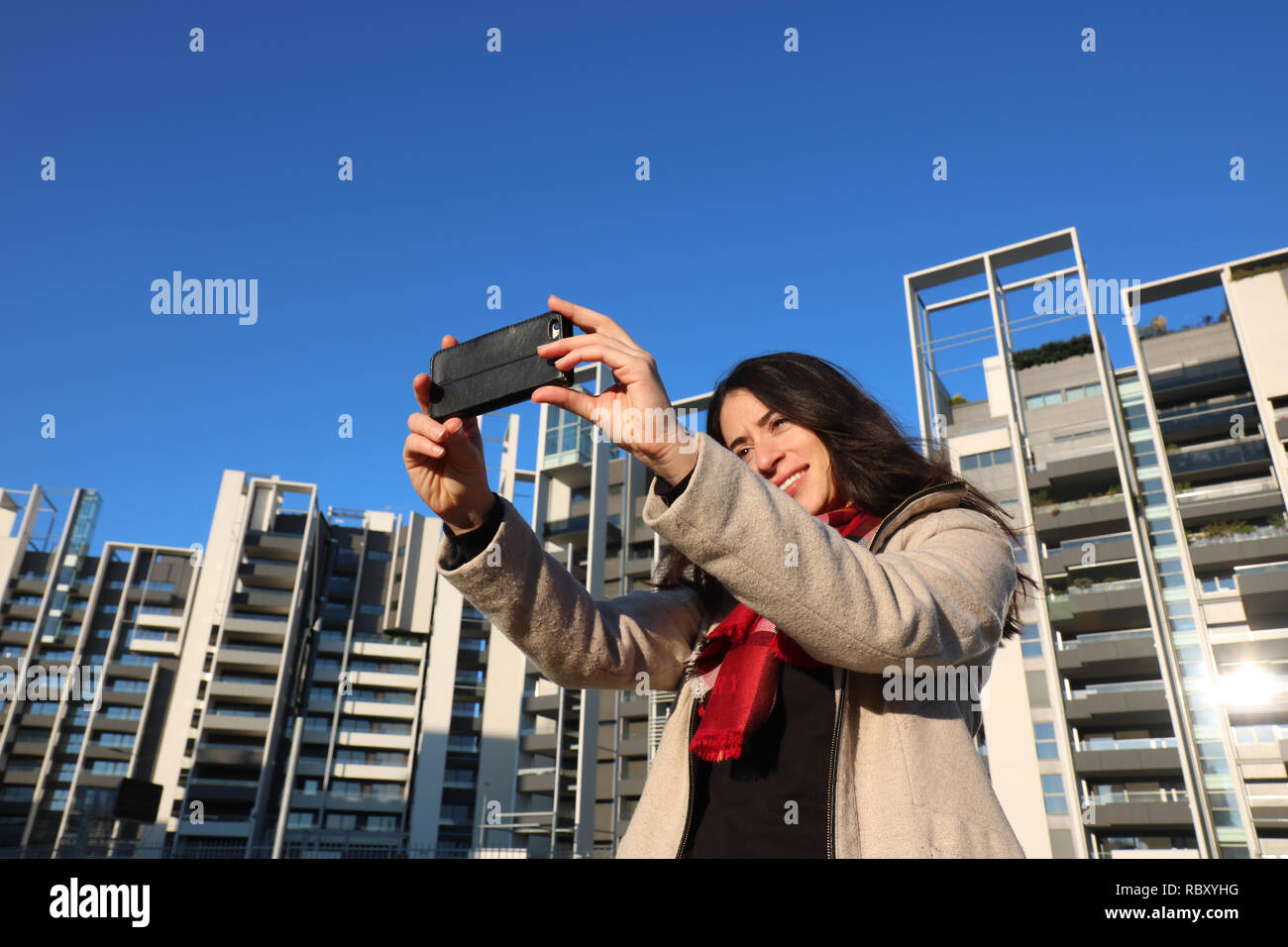 Elegante Frau outdoor das Spielen mit Ihrem Mobiltelefon Stockfoto