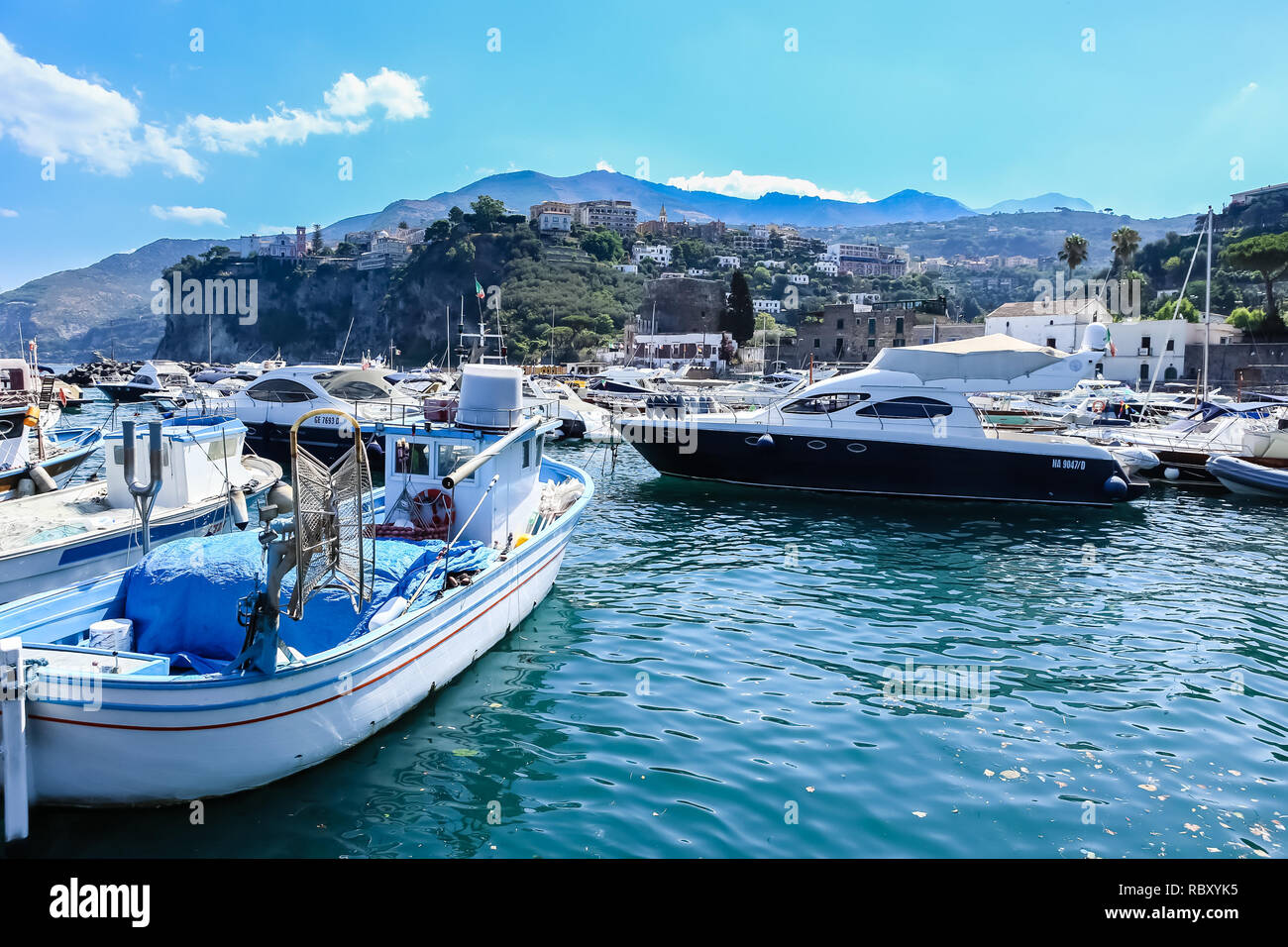 Hafen von Vico Equense, Zentrum der Stadt Vico Equense im Hintergrund. Italien Stockfoto