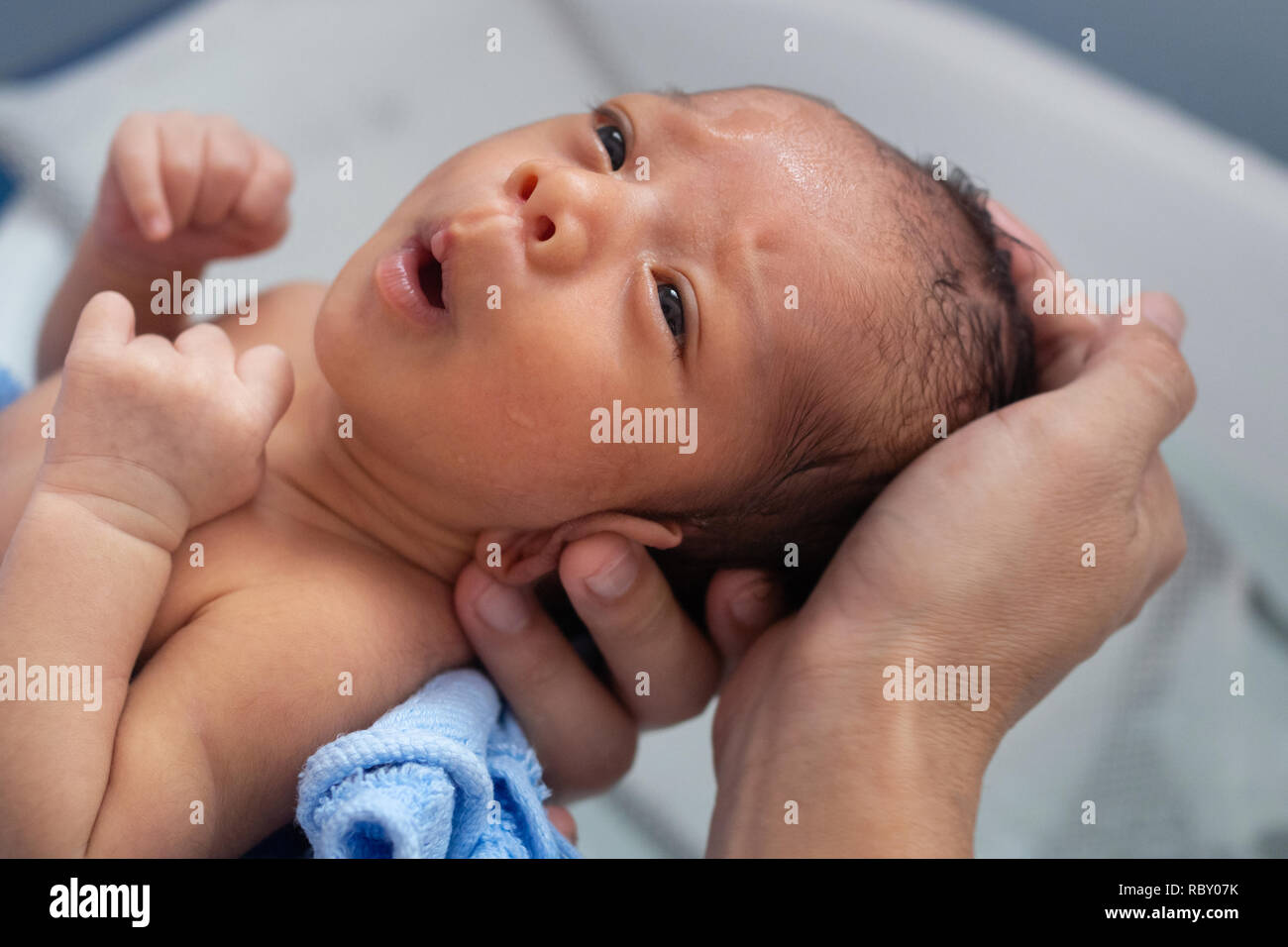 Gerne asiatische baby boy Frieren die Badewanne in der ersten Zeit des Lebens. Mutter Holding und Baden ein neugeborenes Baby. baby Lifestyle con Stockfoto