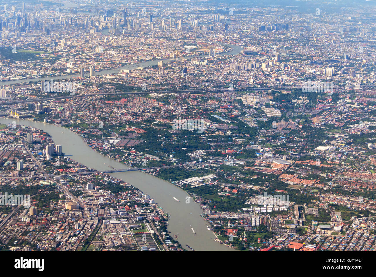 Blick von oben auf die Hauptstadt vom Flugzeug am Morgen, Luftaufnahme von Chao Phraya Fluss und Landschaft Stadt Bangkok, Thailand Stockfoto