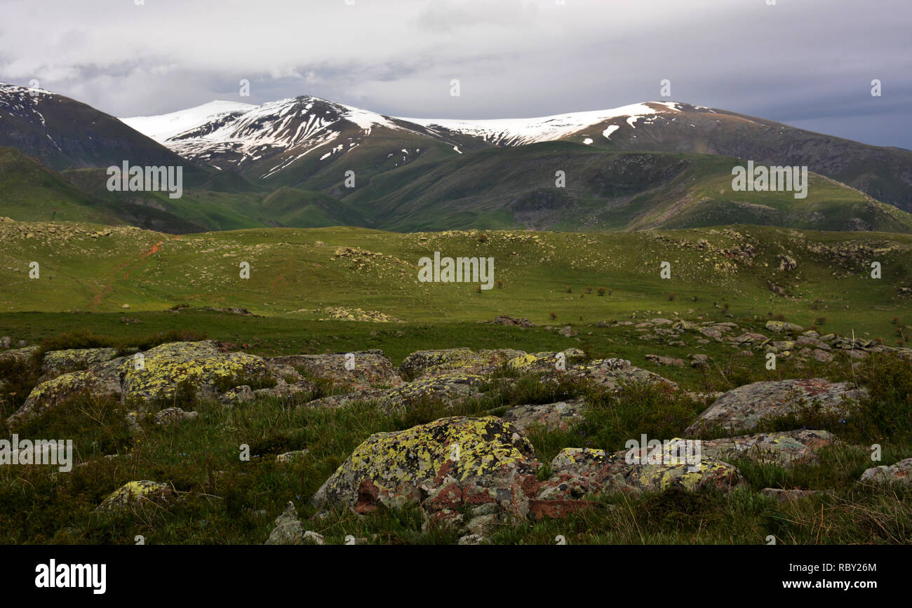 Schönen Bergblick. Beeindruckende Berglandschaft, regnerischen Wolken. Sturmwolken über die Berge. Schönes Land Armenien Stockfoto