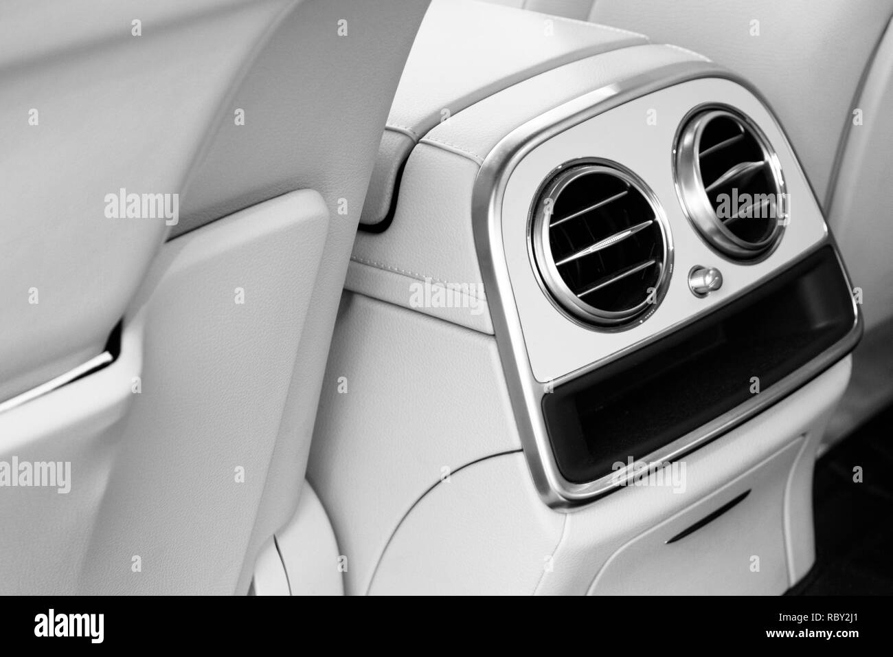 AC Lüftung Deck Luxus Auto Innenraum. Moderne Innenraum Details weißes Leder, natürlichem Holz. Von Autoteilen. Schwarz und Weiß Stockfoto
