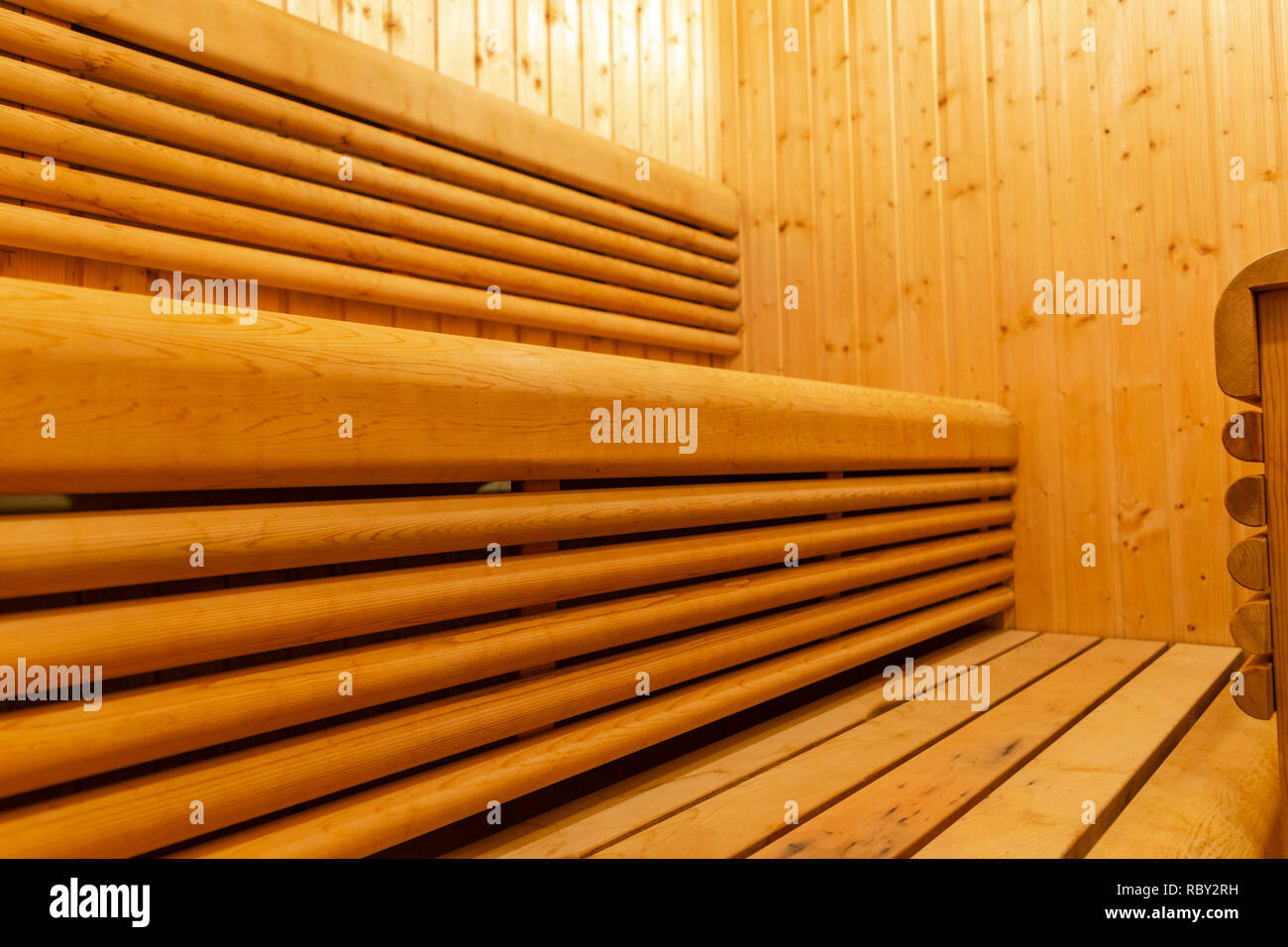 Innenraum der Finnischen Sauna, im klassischen Holz- Sauna, finnische Bad. Holz- Sauna. Zimmer aus Holz. Sauna Dampf. Stockfoto