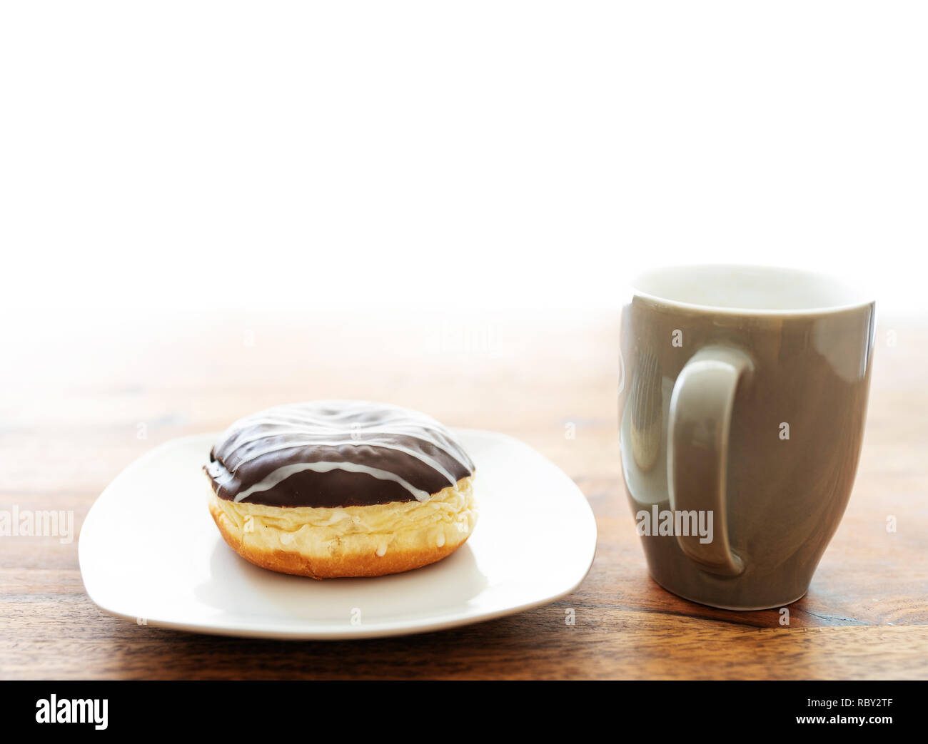 Jelly Donut und Kaffee Tasse auf hölzernen Tisch Stockfoto