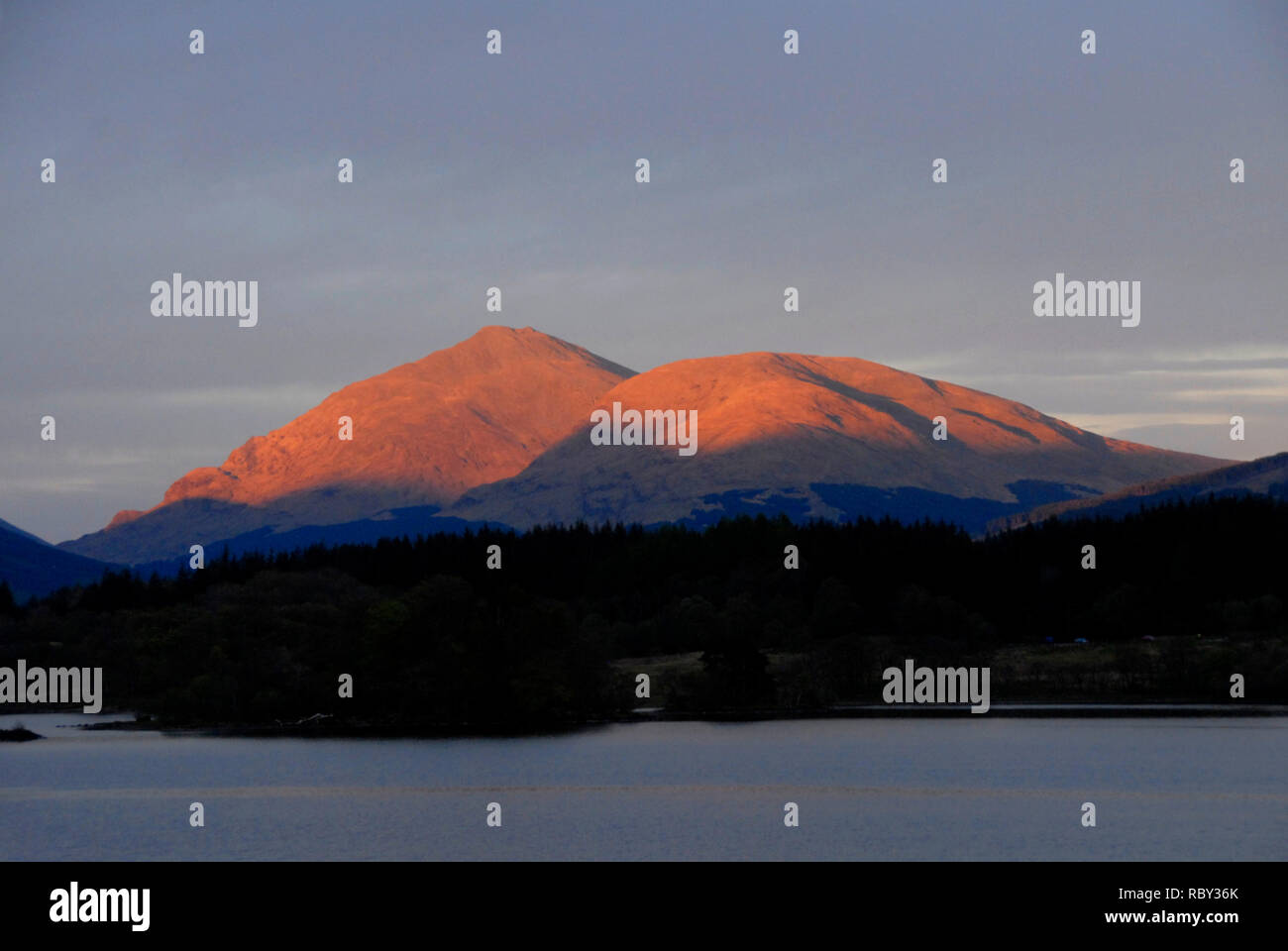 Sonnenaufgang in den Bergen über den Loch Awe, Schottland Stockfoto