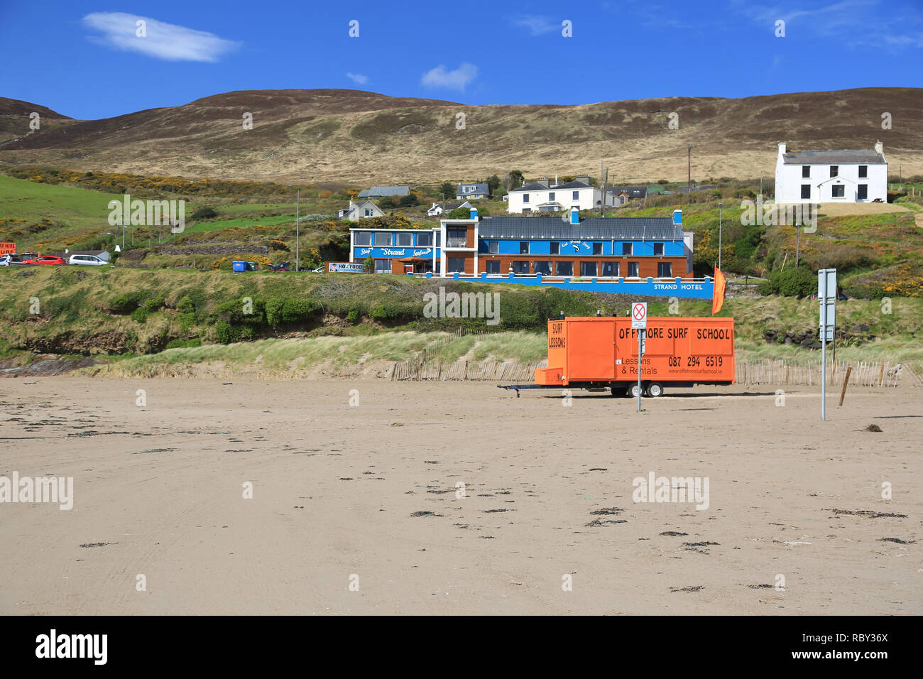 Große, blau lackiert Hotel am wilden Atlantik, der Halbinsel Dingle in der Grafschaft Kerry, Irland Stockfoto