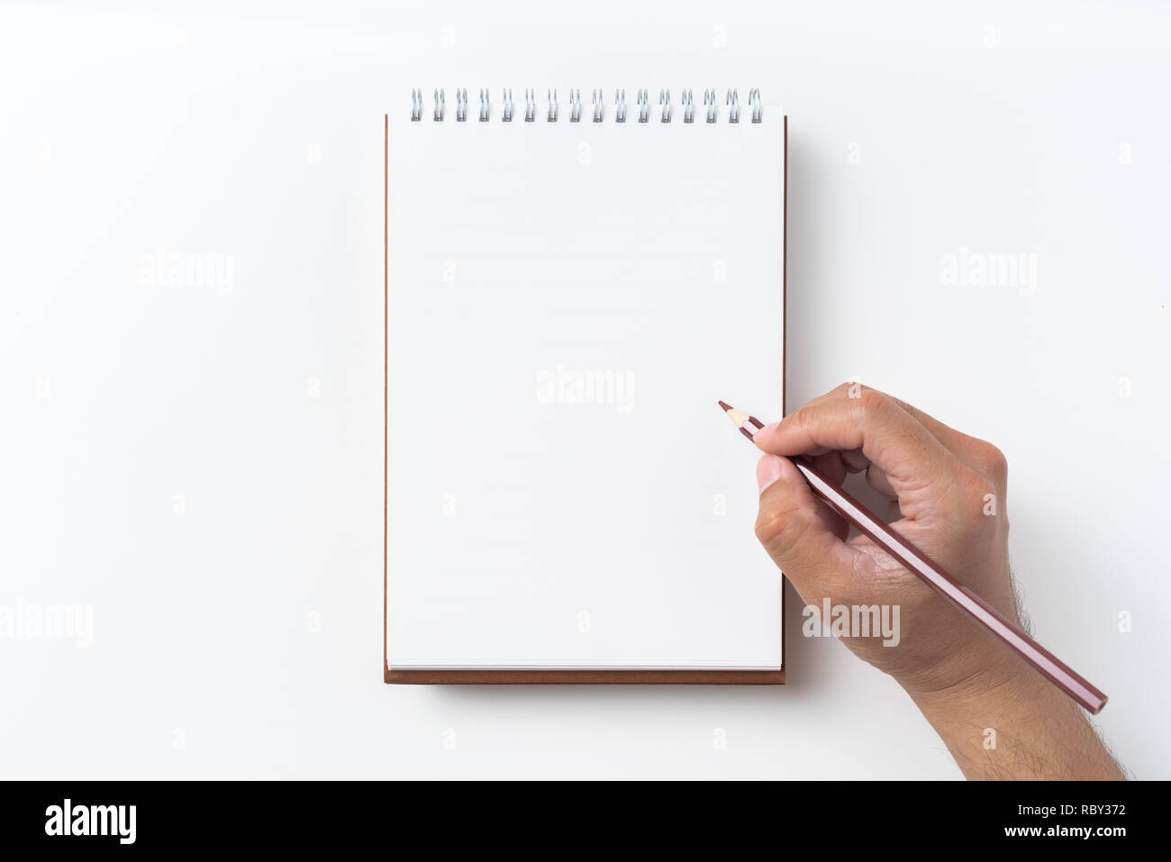 Designkonzept - Ansicht von Oben braun Spirale notebook, weiße Seite und Bleistift, Stift auf Hintergrund für Mockup isoliert Stockfoto