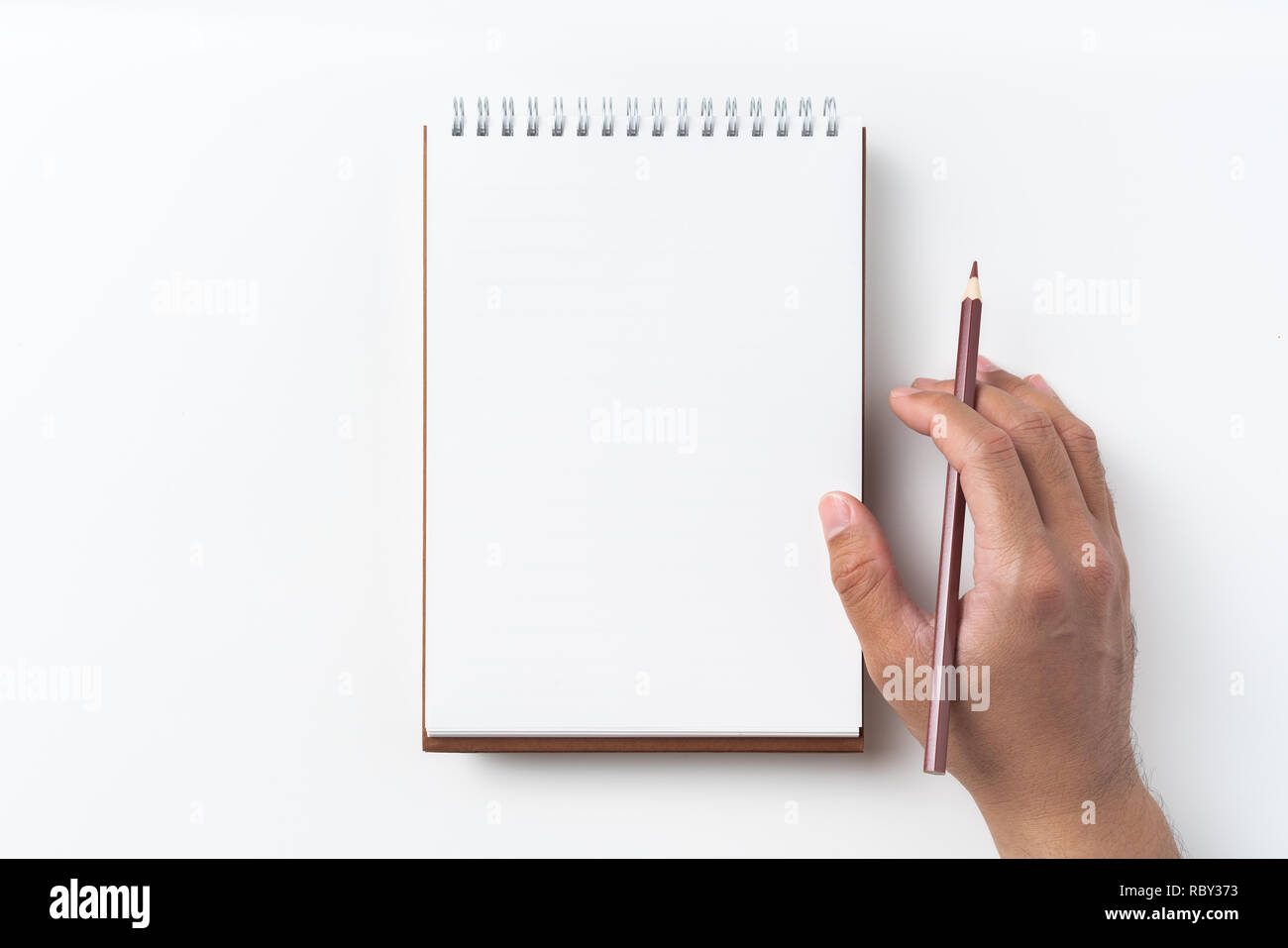 Designkonzept - Ansicht von Oben braun Spirale notebook, weiße Seite und Bleistift, Stift auf Hintergrund für Mockup isoliert Stockfoto