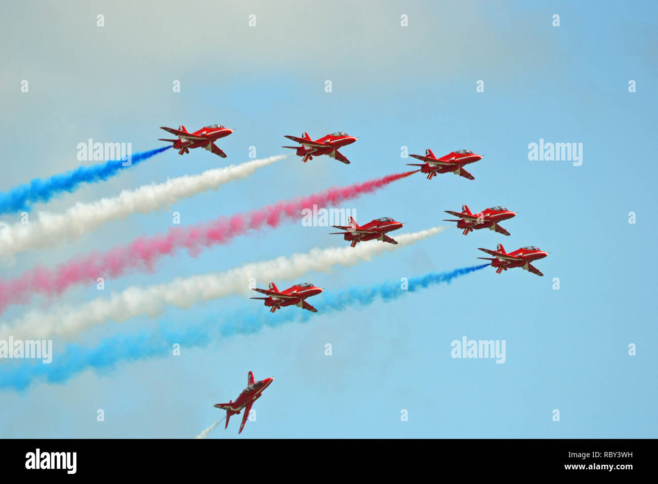 Rote Pfeile im Flug in Eastbourne Airbourne, Air Show, Eastbourne, East Sussex, Großbritannien Stockfoto