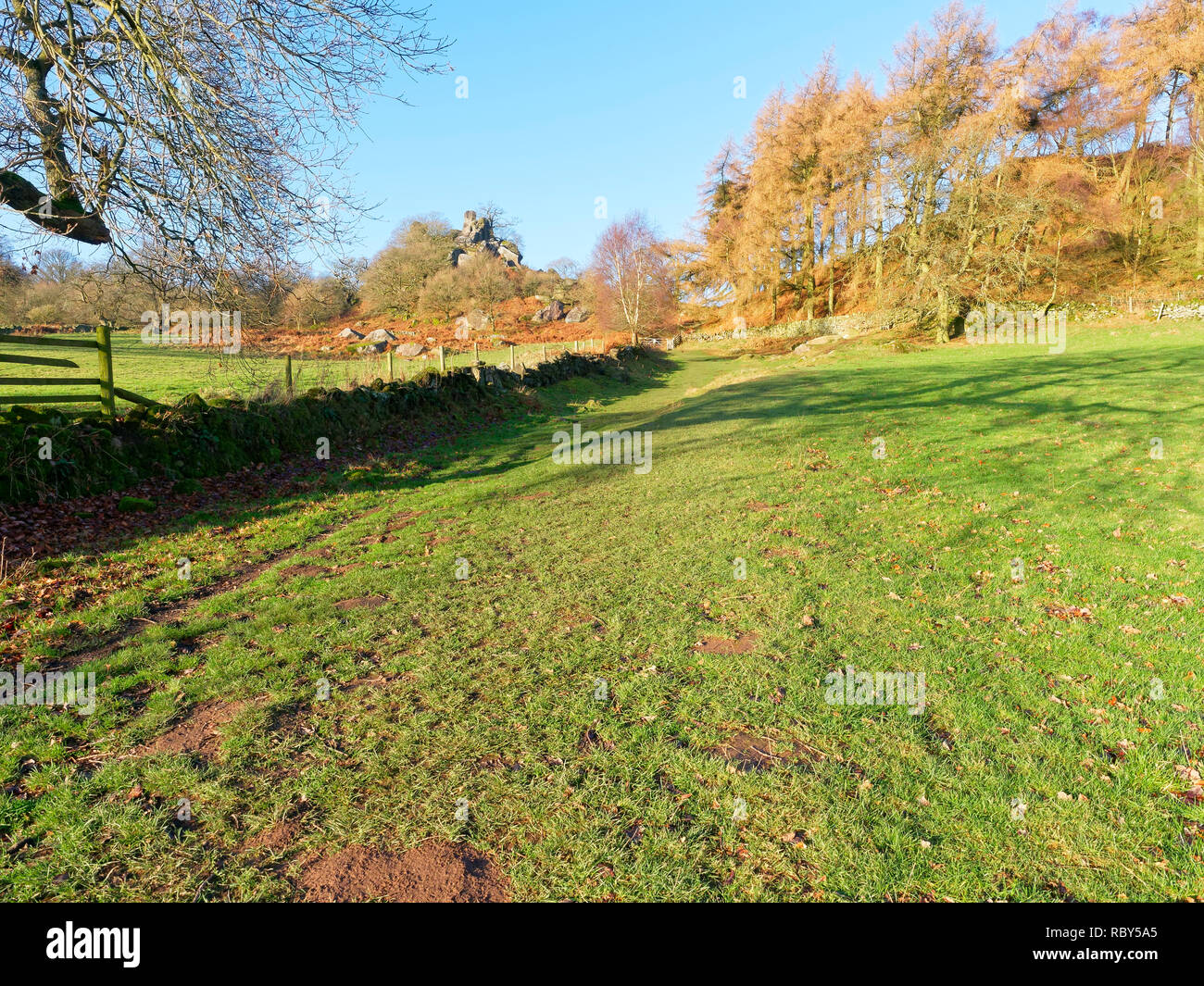 Fußweg, neben einer Steinmauer, führende in Derbyshire zu Robin Hoods Stride Stockfoto
