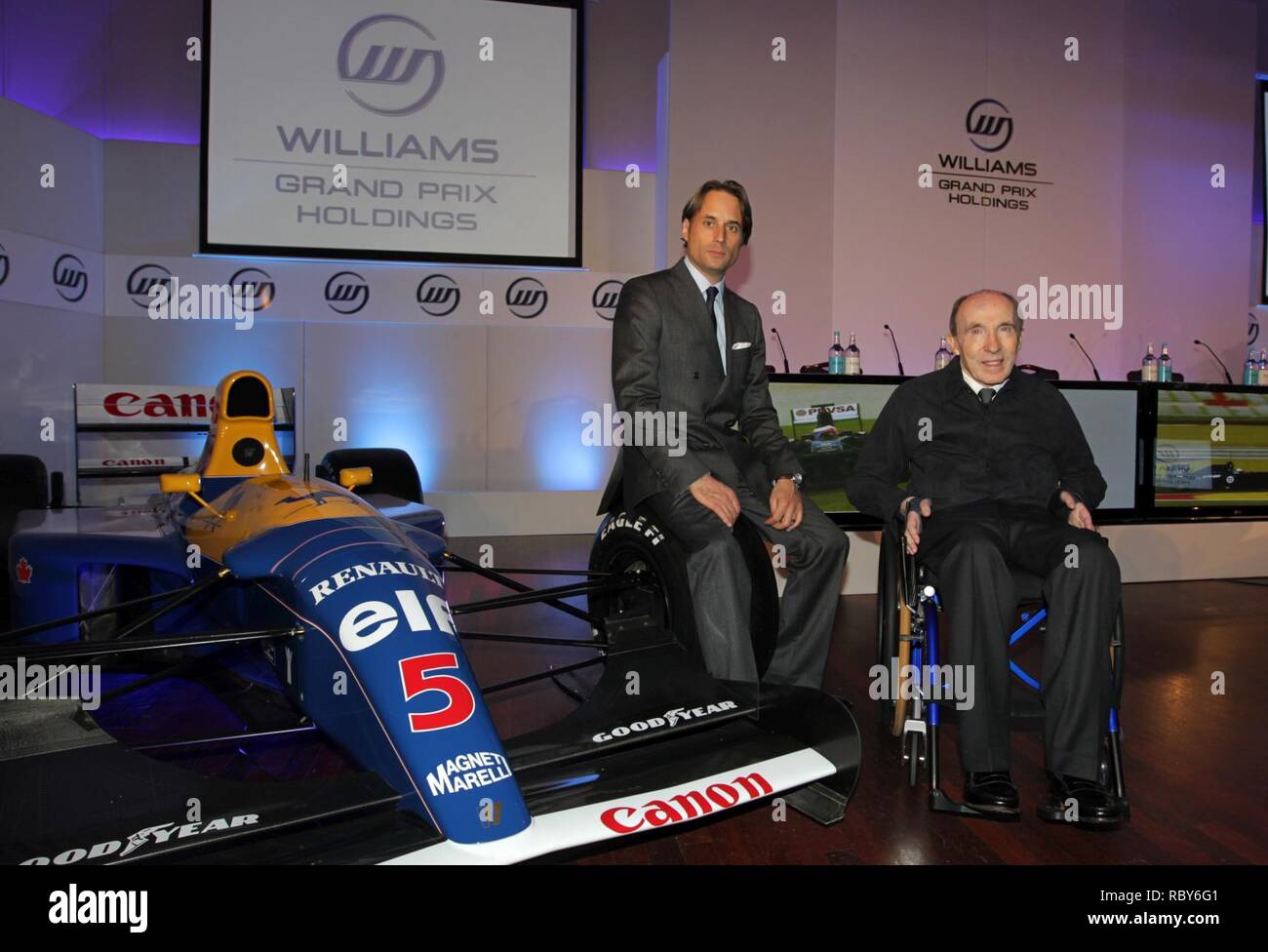 London, Großbritannien. 9. Februar 2011. Adam Parr und Sir Frank Williams. Foto: Charles Coates/Williams F1 Ref: Digitales Bild DX5 J 5292 AdamParr. Stockfoto