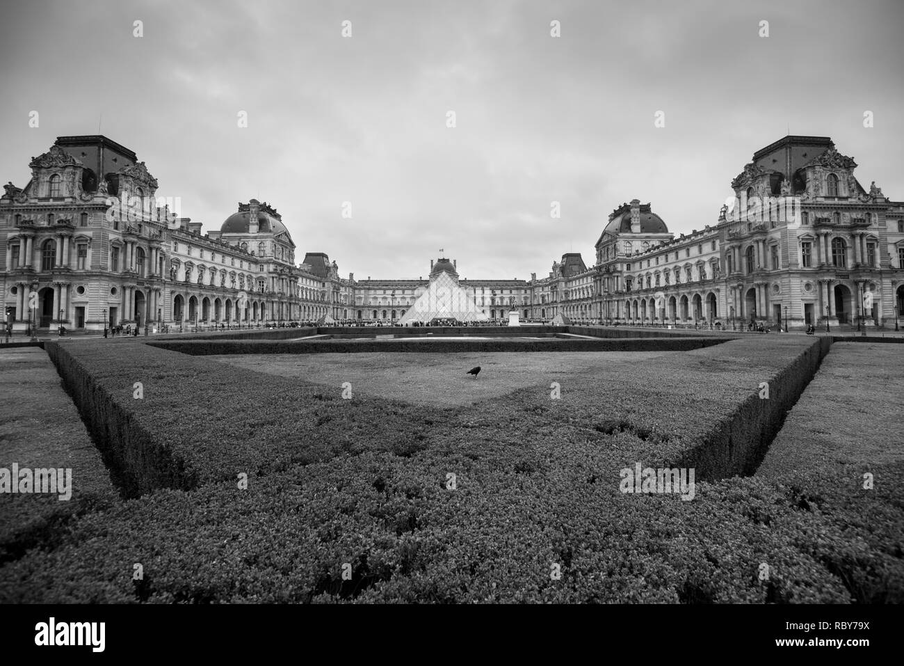 Paris, Frankreich, 23. Dezember 2018: Louvre museum in Paris, Frankreich. Es ist eine der wichtigsten touristischen Attraktionen von Paris. Paris Sehenswürdigkeiten in Schwarz und whit Stockfoto