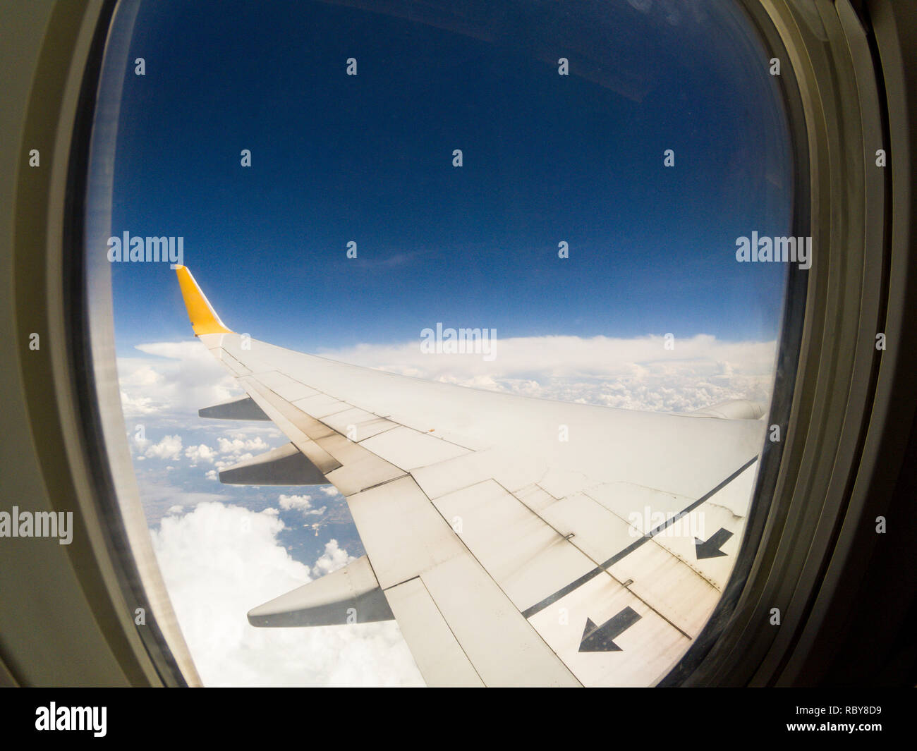 Wolken Aussicht von einem kommerziellen Flugzeug und ein Flügel eines Flugzeugs Fenster. Stockfoto