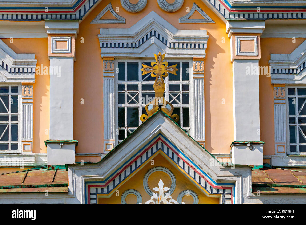 Details aus der Dekoration der Fassade des Zenkov Kathedrale in Almaty, Kasachstan Stockfoto