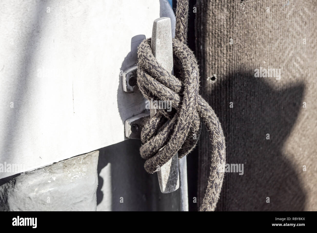 Nahaufnahme von Boot Seil auf acht Klampe Haken Stockfoto