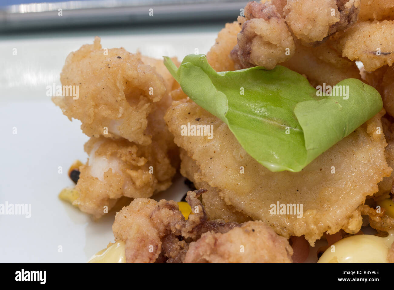 Frittierte Calamari und Baby Tintenfisch mit Knoblauch Mayonaise Zitrone Soße - Bild Stockfoto