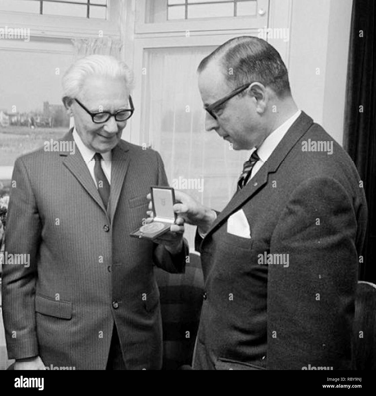 Adriaan van der Plas ontvangt De Penning van de Leuve (1969) - 1. Stockfoto