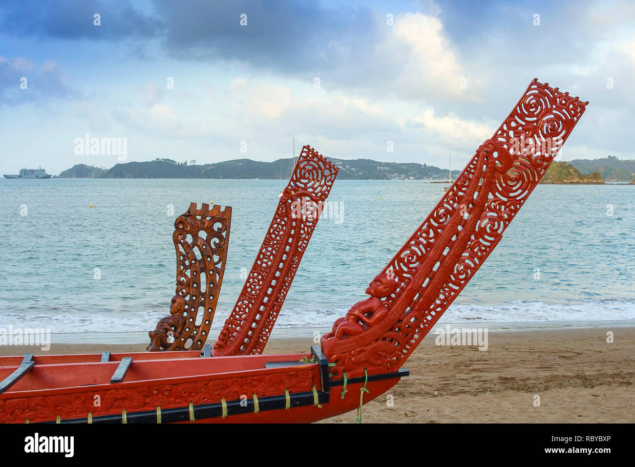Traditionellen Maori Holz geschnitzte Kanus am Ufer in Waitangi n Neuseeland Stockfoto