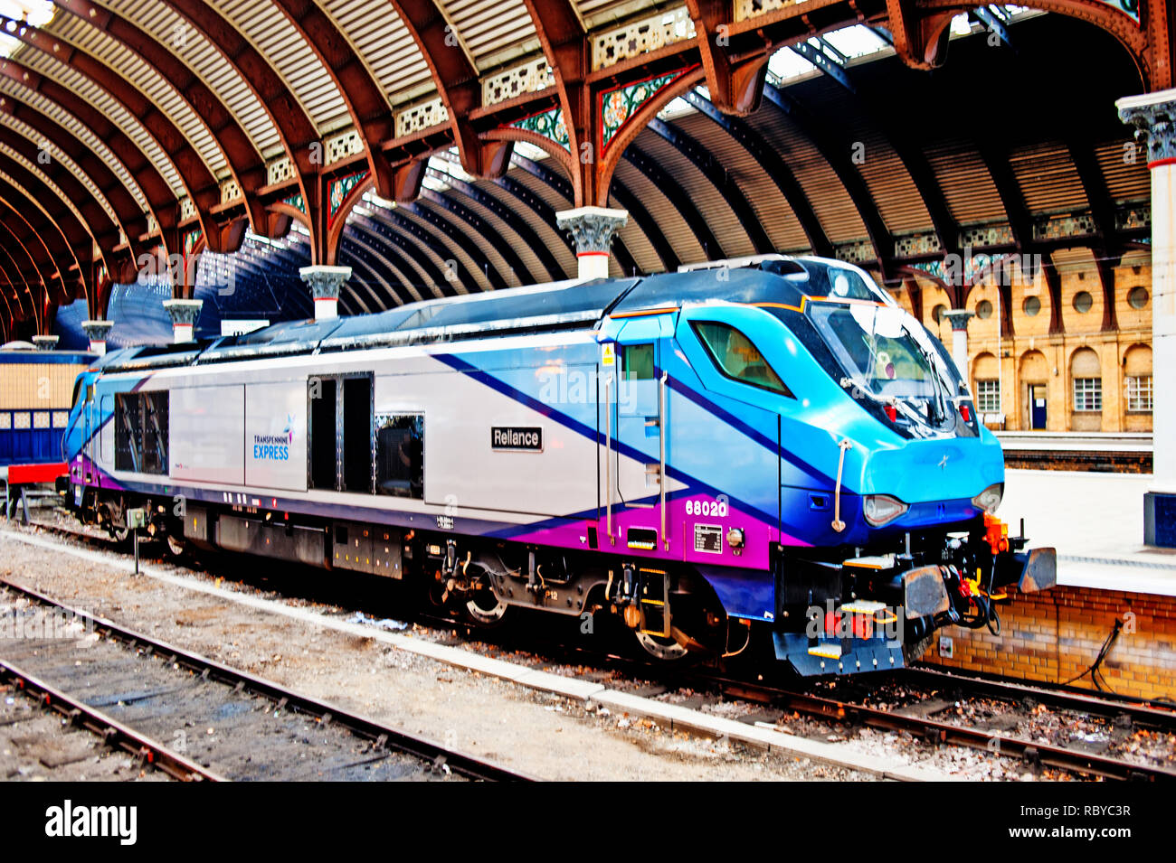 Klasse 68020 Eigenständigkeit, Trans Pennine express Lokomotive bei der Bahnhof York, York, England Stockfoto