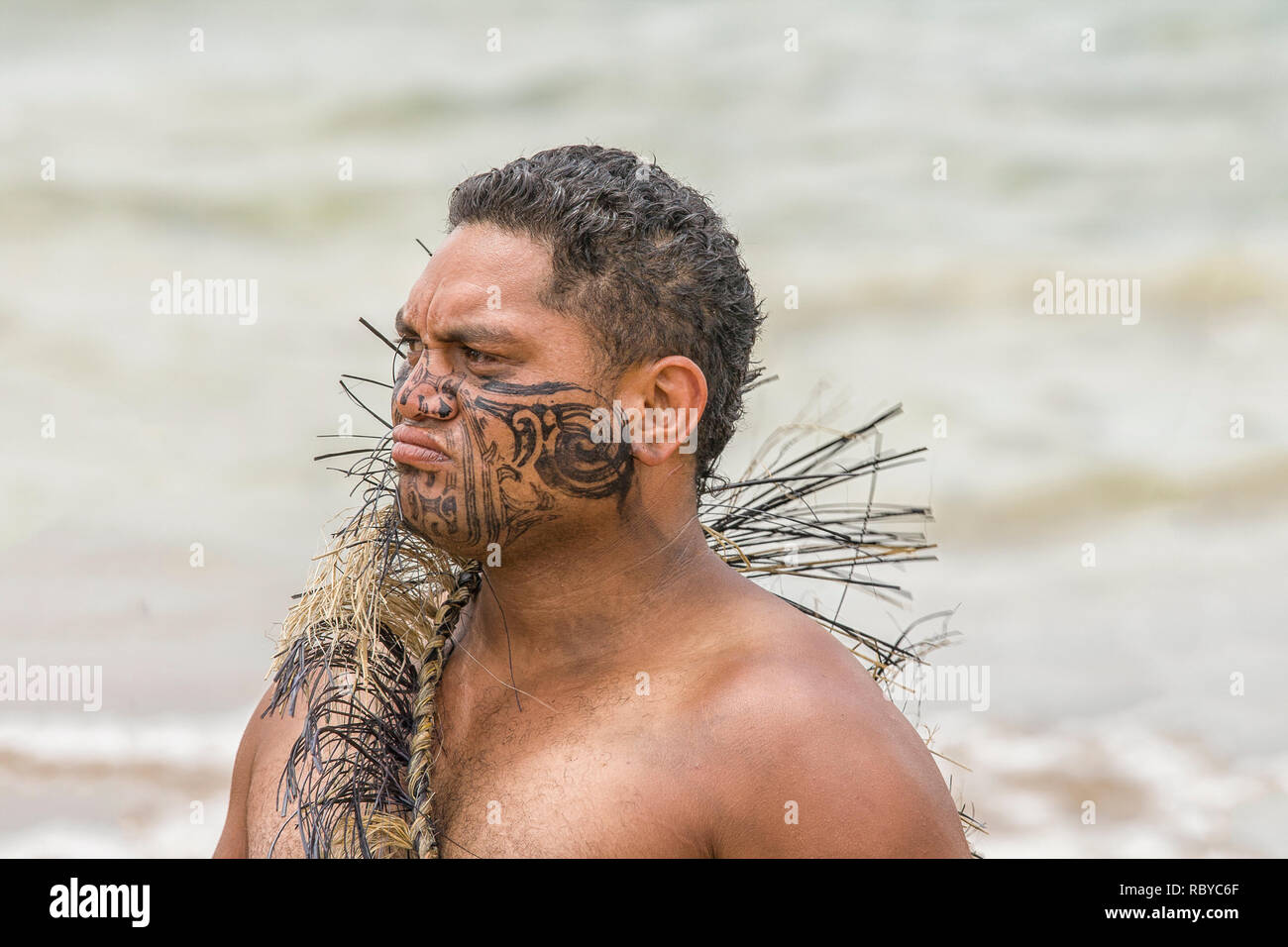 Maori Krieger mit Fake Tattoo an einer Haka auf Waitangi Day Feier. Waitangi Tag ein Feiertag ist, jährlich am Feb 6 Stockfoto