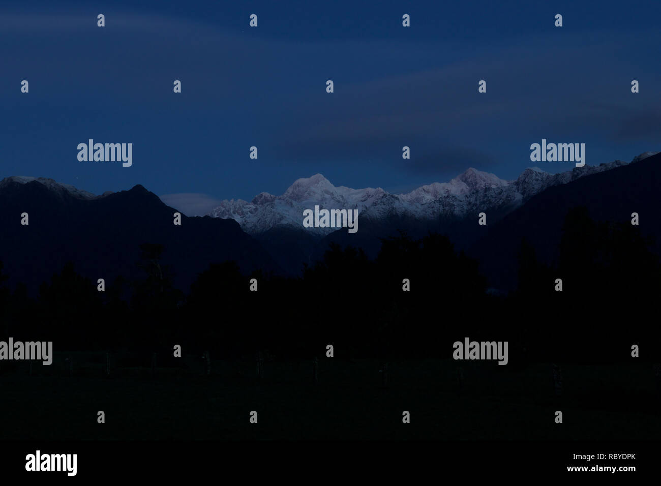 Nacht Schüsse der Mount Cook und Mount Tasman in Neuseeland. mit Silhouetten und weißen erreichte Berggipfel Stockfoto
