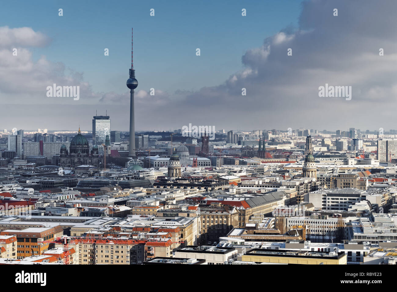 Weiten Blick über das Meer von Berlin im Winter mit einem markanten Wolkenbildung, TV Tower als das wichtigste Motiv - Ort: Germany, Berlin, Potsdamer Platz Stockfoto