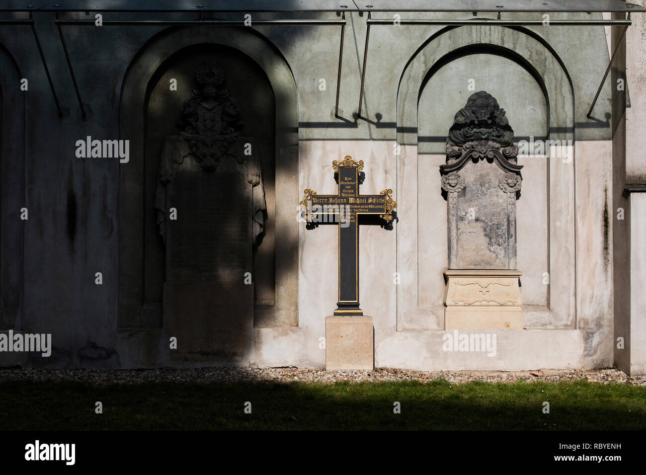 Berlin/Deutschland - Juli 2016: Der Friedhof der Pfarrkirche ist eine der ältesten erhaltenen in Berlin. Stockfoto