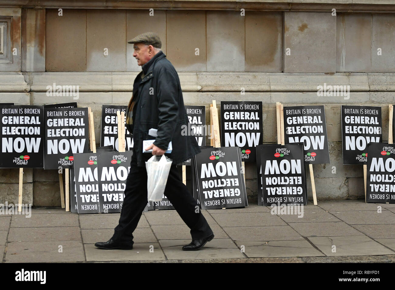 Ein Mann der Vergangenheit Plakate für eine Volksversammlung gegen gelbe Sparpolitik 'Weste' - Kundgebung in Central London inspiriert, in einer allgemeinen Wahl. Stockfoto