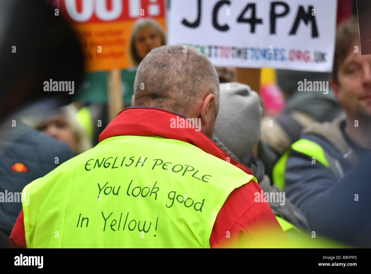 Demonstranten in der Volksversammlung gegen gelbe Sparpolitik 'Weste' - Kundgebung in Central London inspiriert, in einer allgemeinen Wahl. Stockfoto