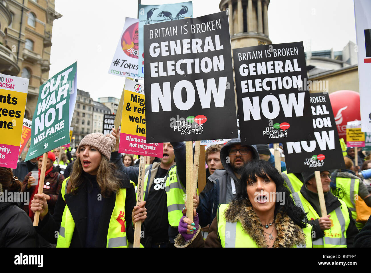 Demonstranten in der Volksversammlung gegen gelbe Sparpolitik 'Weste' - Kundgebung in Central London inspiriert, in einer allgemeinen Wahl. Stockfoto