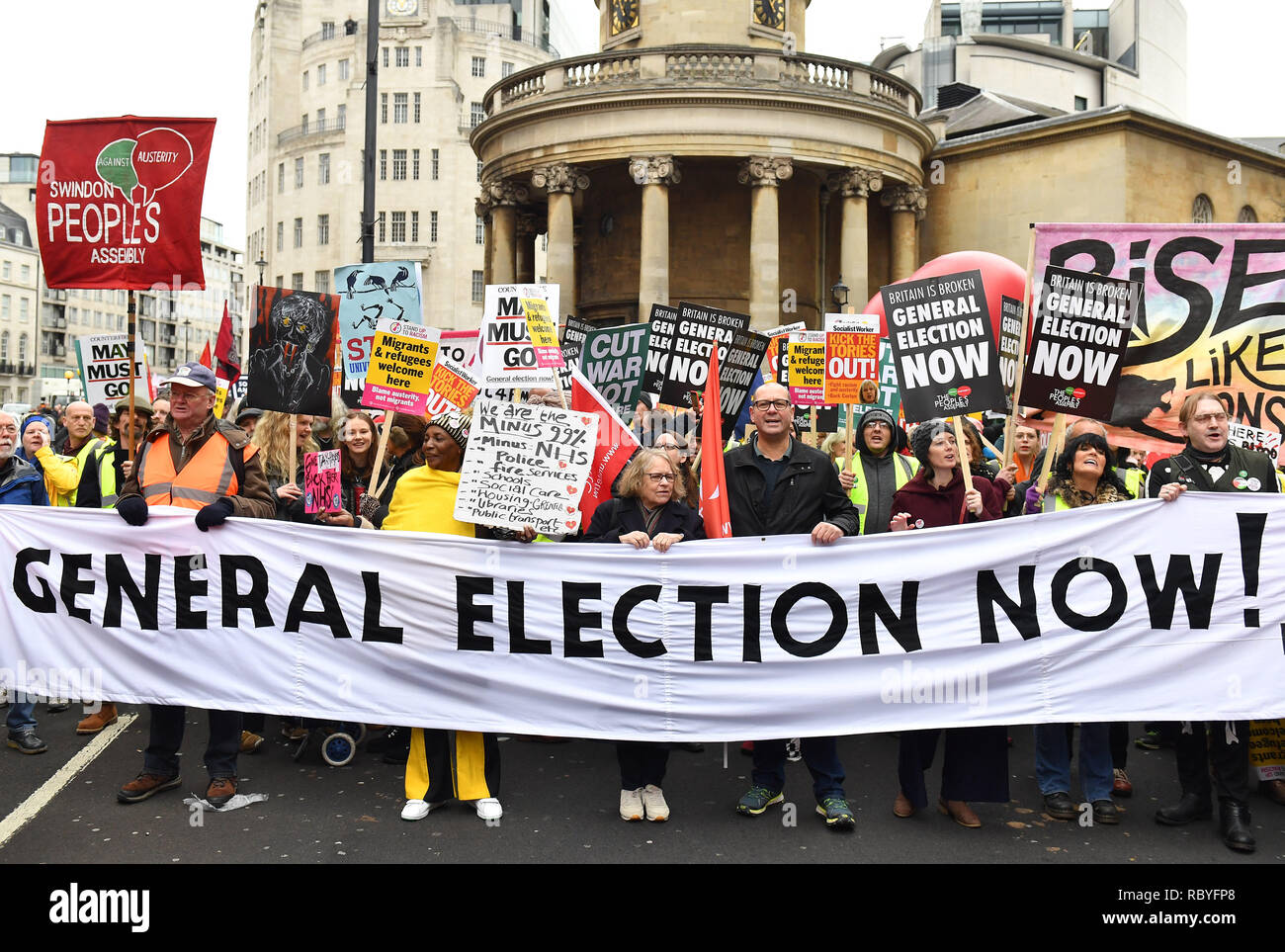 Demonstranten in der Volksversammlung gegen gelbe Sparpolitik 'Weste' - Kundgebung in Central London inspiriert, in einer allgemeinen Wahl. Stockfoto