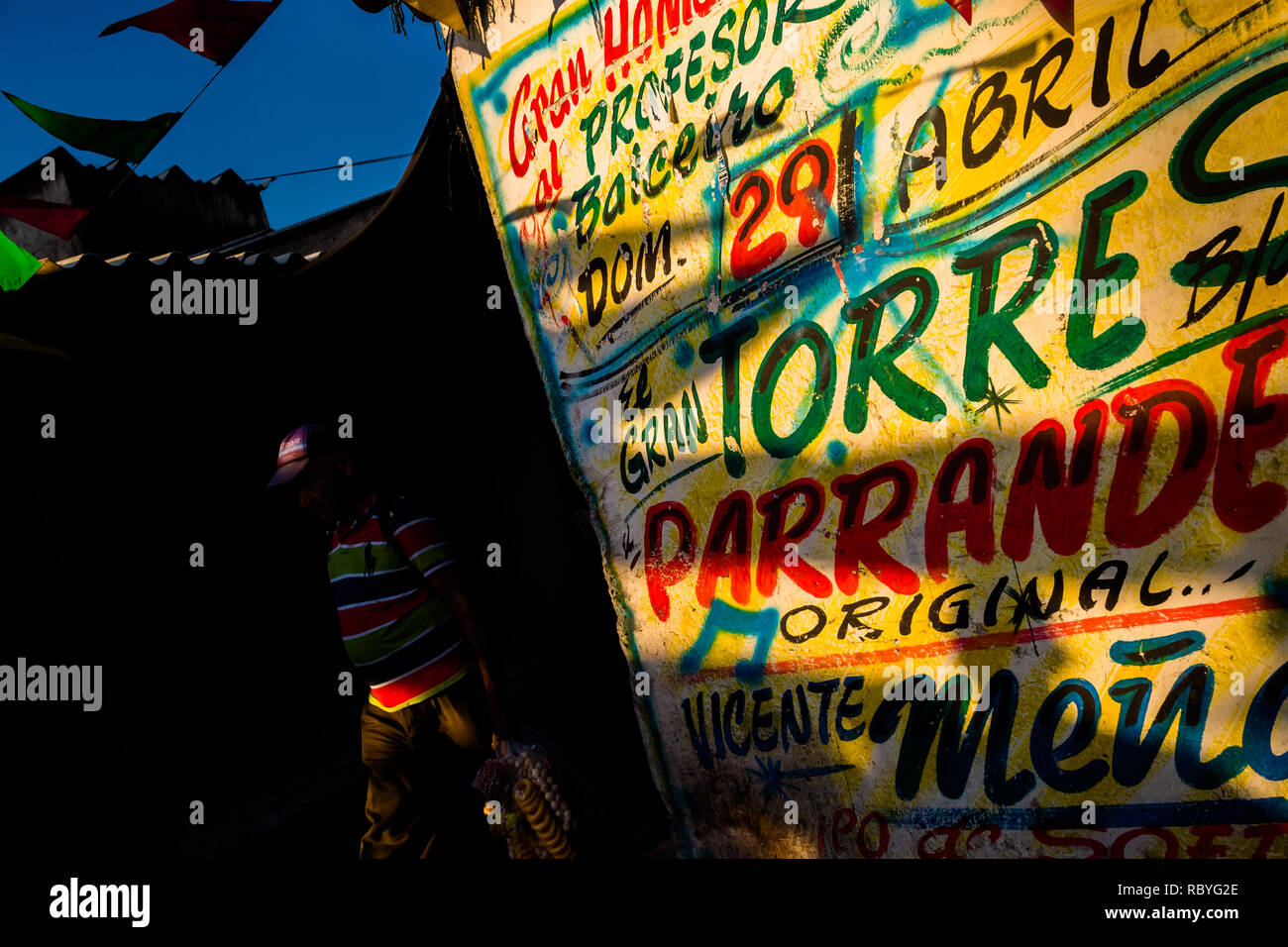 Eine Musik Partei Propaganda, durch die Runner die kollektive geschaffen wurde, ist an der Wand in Bazurto Markt in Cartagena, Kolumbien, lackiert. Stockfoto