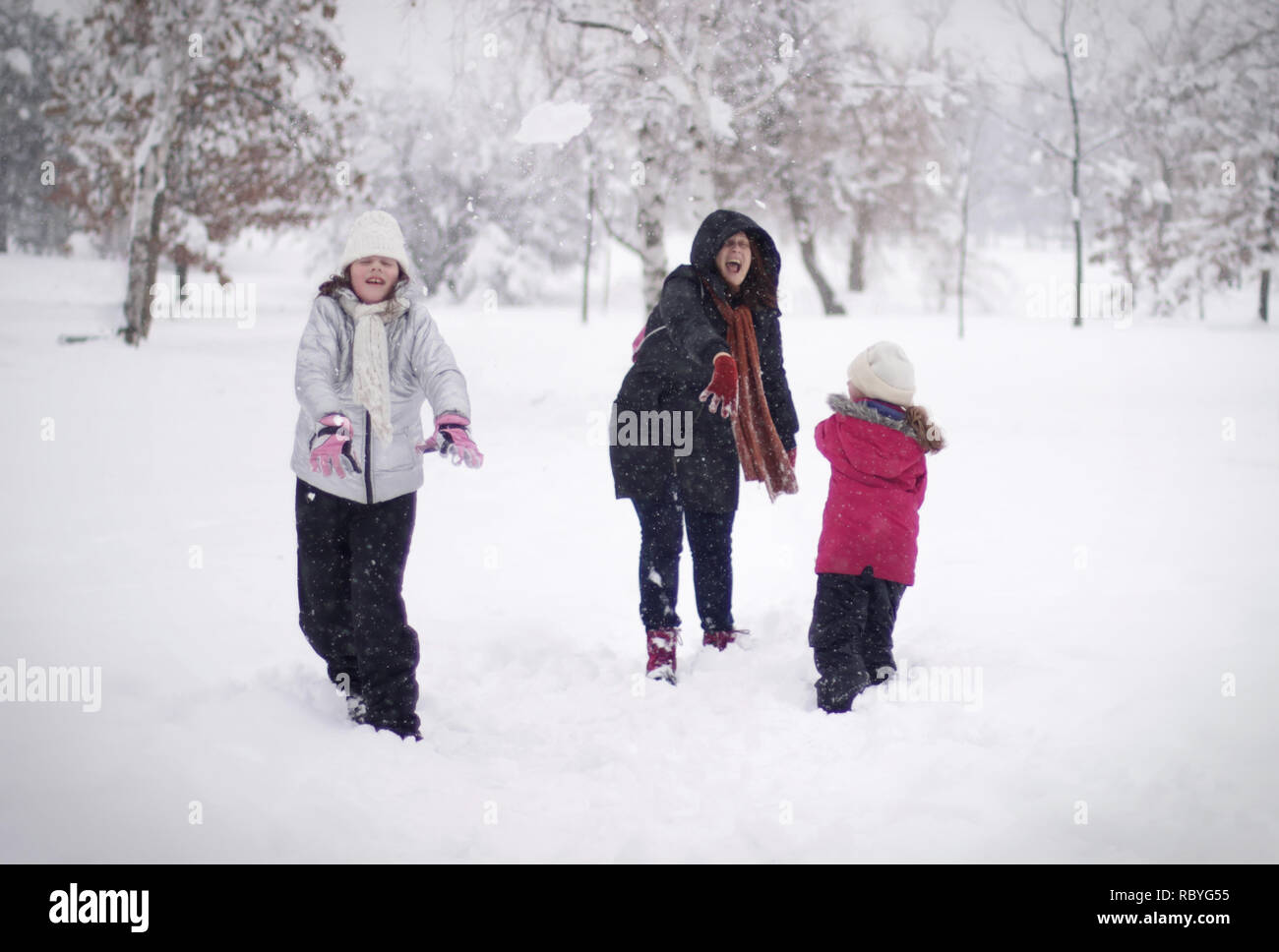 Spielen im Schnee Stockfoto