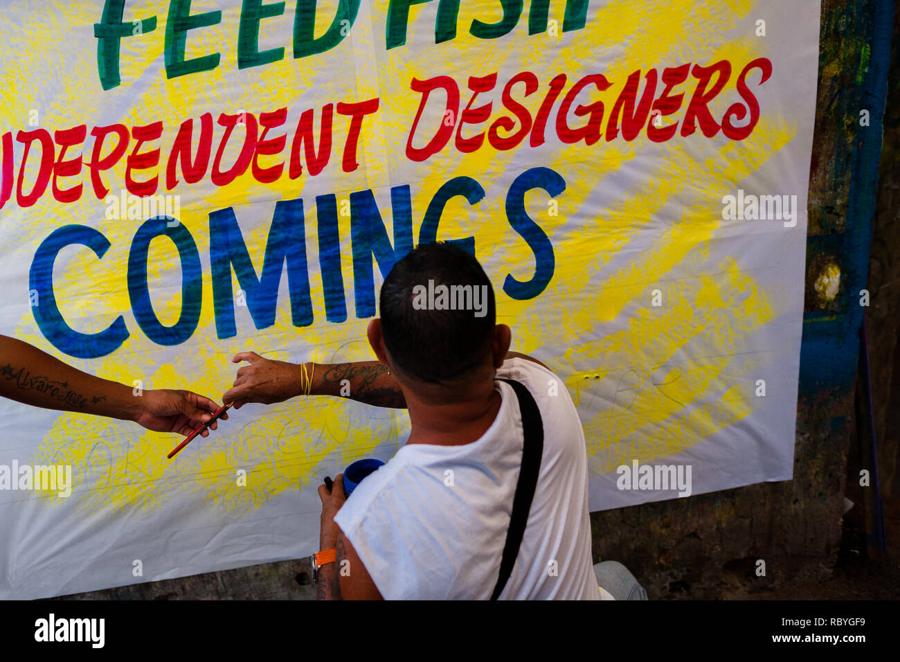 José Corredor ("Läufer") Farben Buchstaben auf einem Werbemittel Banner in der Sign Painting Workshop in Cartagena, Kolumbien. Stockfoto