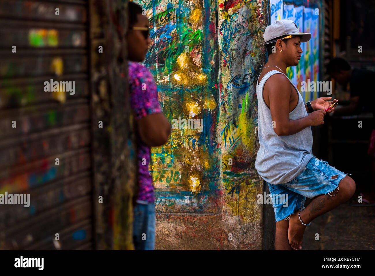 Kolumbianische zeichen Maler hängen in der Sign Painting Workshop in Cartagena, Kolumbien. Stockfoto