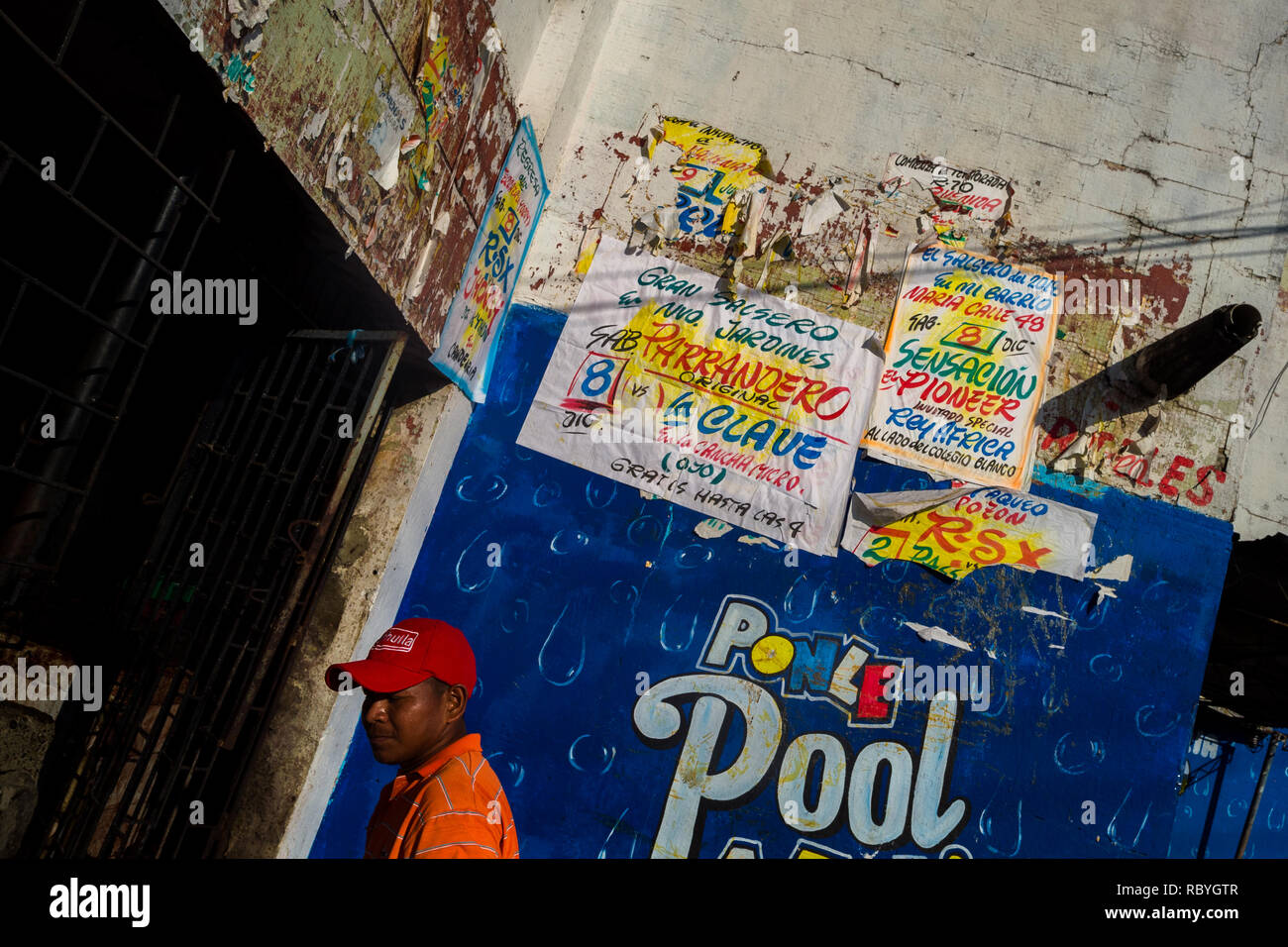 Champeta Musik party Plakate, durch die Runner die kollektive erstellt wurden, sind an der Wand in Cartagena, Kolumbien. Stockfoto