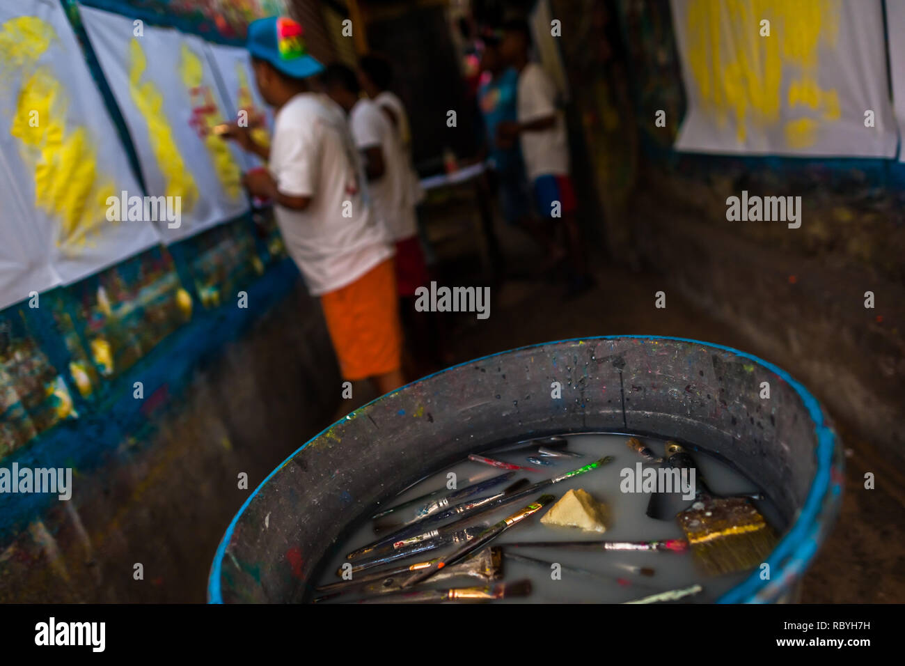 Malerei Pinsel sind schwebend im Wasser Becken in der Sign Painting Workshop in Cartagena, Kolumbien. Stockfoto